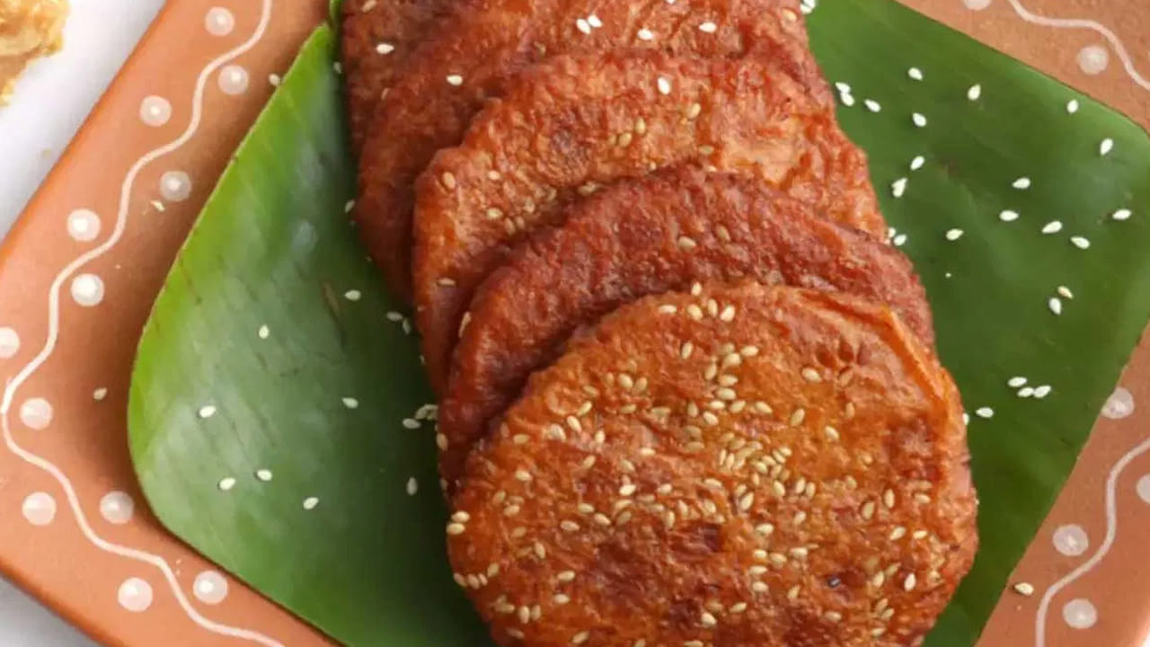 తర్వాత నానబెట్టిన బియ్యాన్ని వడకట్టి, వాటర్ లేకుండా చేసి, పొడి క్లాత్ పై బియ్యాన్ని వేయాలి. తర్వాత క్లాత్ పై బియ్యాన్ని పలచగా వేసి, 20 నిమిషాల వరకు తడి ఆరే విధంగా ఆరబెట్టుకోవాలి. బియ్యాన్ని ఎండలో ఆరబెట్టడం చేయకూడదు.