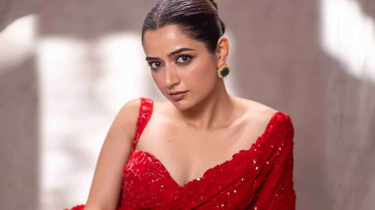 నందమూరి కళ్యాణ్ రామ్ సరసన అమిగోస్ చిత్రంలో నటించి, ఈ మూవీతోనే తెలుగు చిత్ర పరిశ్రమలోకి అడుగు పెట్టింది.  ఈ మూవీలో ఈ అమ్మడు గ్లామర్‌కు ప్రతి ఒక్కరూ ఫిదా అయిపోయారు. ముఖ్యంగా ఎన్నో రాత్రులొస్తాయి గానీ అనే సాంగ్ రీమేక్స్‌లో ఈ ముద్దుగుమ్మ తన గ్లామర్, డ్యాన్స్‌తో ప్రతి ఒక్కరినీ ఆకట్టుకుంది.