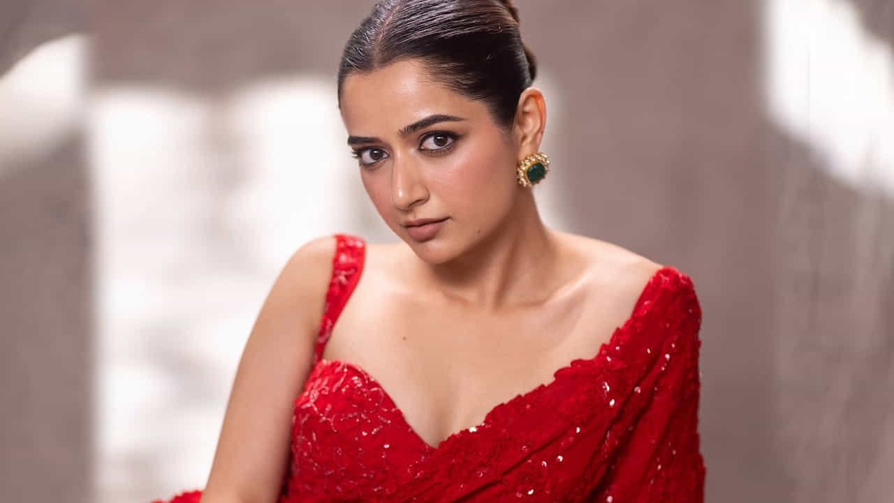 నందమూరి కళ్యాణ్ రామ్ సరసన అమిగోస్ చిత్రంలో నటించి, ఈ మూవీతోనే తెలుగు చిత్ర పరిశ్రమలోకి అడుగు పెట్టింది. ఈ మూవీలో ఈ అమ్మడు గ్లామర్కు ప్రతి ఒక్కరూ ఫిదా అయిపోయారు. ముఖ్యంగా ఎన్నో రాత్రులొస్తాయి గానీ అనే సాంగ్ రీమేక్స్లో ఈ ముద్దుగుమ్మ తన గ్లామర్, డ్యాన్స్తో ప్రతి ఒక్కరినీ ఆకట్టుకుంది.