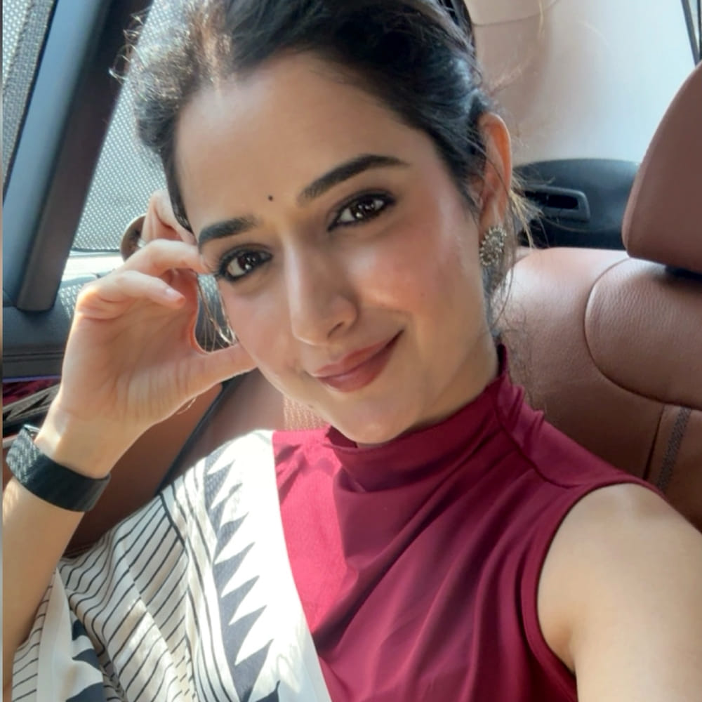 కళ్యాణ్ రామ్ హీరోగా నటించిన అమిగోస్ అనే సినిమాతో టాలీవుడ్ కు పరిచయం అయ్యింది ముద్దుగుమ్మ ఆషిక రంగనాథ్. తొలి సినిమాతోనే తన అందంతో అభినయంతో ప్రేక్షకులను కట్టిపడేసింది. ఈ సినిమా విజయం సాదించపోయినా ఈ అమ్మడికి మంచి మార్కులు పడ్డాయి.