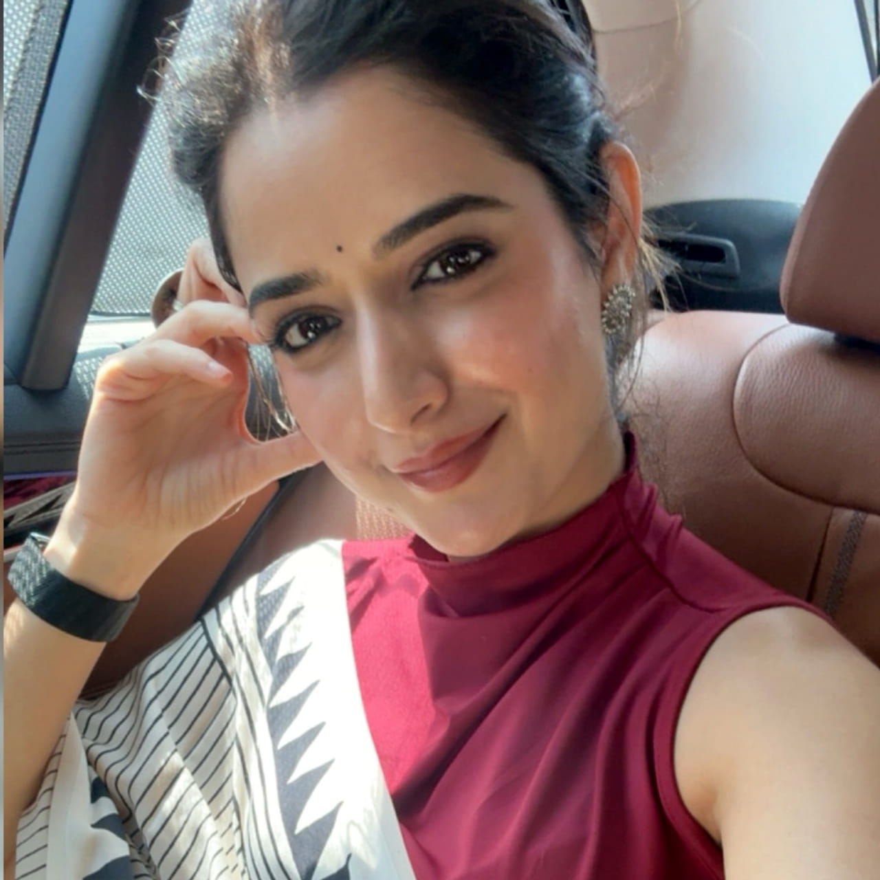 కళ్యాణ్ రామ్ హీరోగా నటించిన అమిగోస్ అనే సినిమాతో టాలీవుడ్ కు పరిచయం అయ్యింది ముద్దుగుమ్మ ఆషిక రంగనాథ్. తొలి సినిమాతోనే తన అందంతో అభినయంతో ప్రేక్షకులను కట్టిపడేసింది. ఈ సినిమా విజయం సాదించపోయినా ఈ అమ్మడికి మంచి మార్కులు పడ్డాయి. 