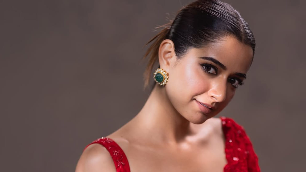 ఇక ఎప్పుడూ సోషల్ మీడియాలో చాలా యాక్టివ్‌గా ఉండే ఈ చిన్నది , తాజాగా రెడ్ చీరలో ఉన్న బ్యూటిపుల్ ఫొటోస్ షేర్ చేసింది. ఇవి అభిమానులను ఎంతగానో ఆకట్టుకుంటున్నాయి. ఇక వీటిని చూసిన ఈ అమ్మడు ఫ్యాన్స్ అచ్చం గులాబీలా ఉన్నావంటూ కామెంట్స్ చేస్తున్నారు. మరి మీరు కూడా ఈ ఫొటోస్ పై ఓ లుక్ వేయండి.