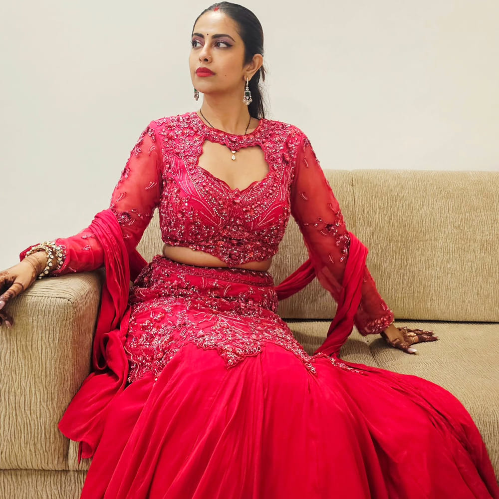 కానీ ఈ చిన్నది హీరోయిన్ గా ఆశించిన స్థాయిలో గుర్తింపు తెచ్చుకోలేకపోయింది. దాంతో బాలీవుడ్ కు చెక్కేసింది. అక్కడ కూడా పెద్దగా గుర్తింపు తెచ్చుకోలేదు. ఆతర్వాత ఈ చిన్నదని మెల్లగా అవకాశాలు తగ్గుతూ వచ్చాయి. ఈ క్రమంలోనే పెళ్లి చేసుకొని కొత్త జీవితాన్ని మొదలుపెట్టింది.