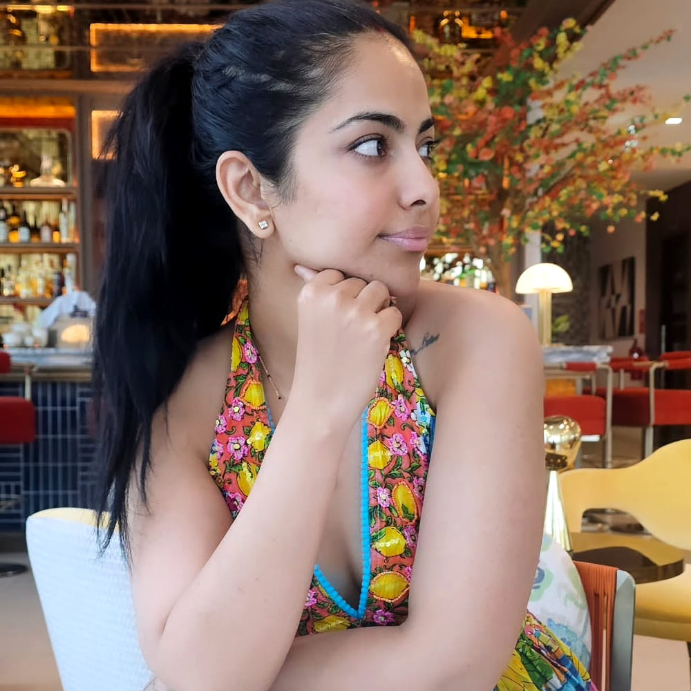 ఇక ఈ ముద్దుగుమ్మ సోషల్ మీడియాలో యాక్టివ్ గా ఉంటూ క్రేజీ ఫోటోలను షేర్ చేస్తూ ప్రేక్షకులను మెప్పిస్తున్నారు. తాజాగా ఈ ముద్దుగుమ్మ షేర్ చేసిన ఫోటోలు ప్రేక్షకులను విశేషంగా ఆకట్టుకుంటున్నాయి. ఈ ఫోటోలకు క్రేజీ కామెంట్స్ చేస్తున్నారు.