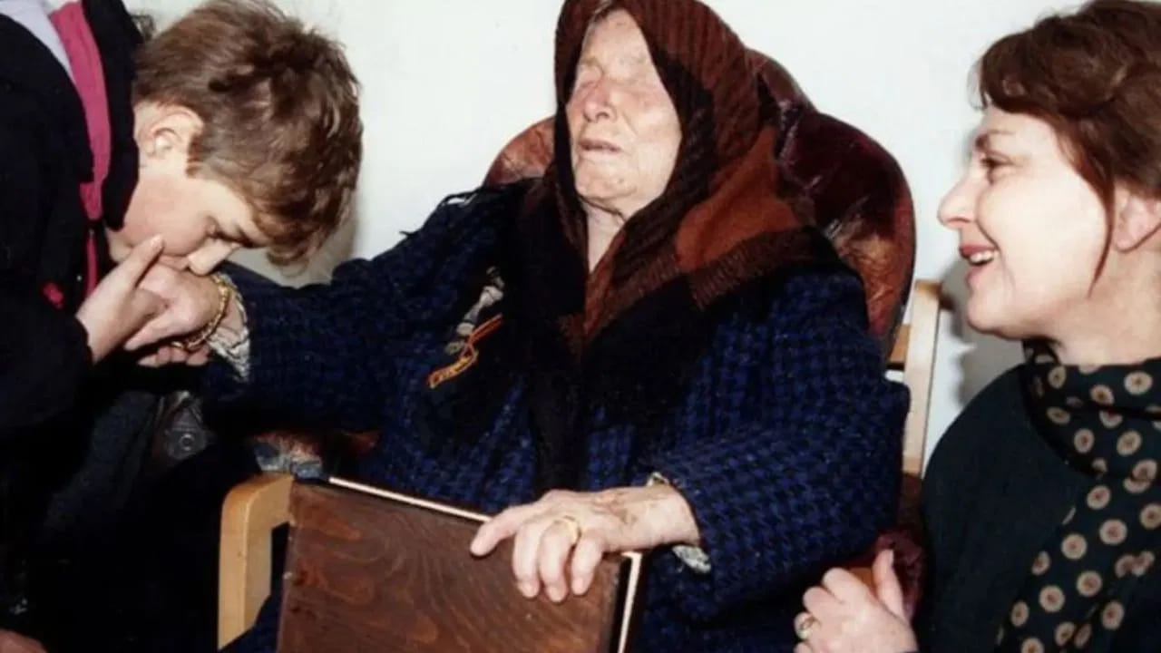 సరిహద్దుల్లో ఉద్రిక్తతలు
2026 కోసం బాబా వంగా అంచనాలు.. తైవాన్, దక్షిణ చైనా సముద్రం, భారతదేశం-చైనా సరిహద్దులలో పెద్ద ఇబ్బందులు ఎదురవుతాయని భావిస్తున్నారు. కొత్త పొత్తులు, ప్రాంతీయ విస్తరణ వాదం ప్రపంచ క్రమాన్ని పూర్తిగా మార్చివేస్తాయని అంచనా వేశారు. దీని అర్థం ఈ ప్రాంతాలలో ఉద్రిక్తతలు పెరగవచ్చు, భౌగోళిక రాజకీయ పరిస్థితి మారవచ్చు.  