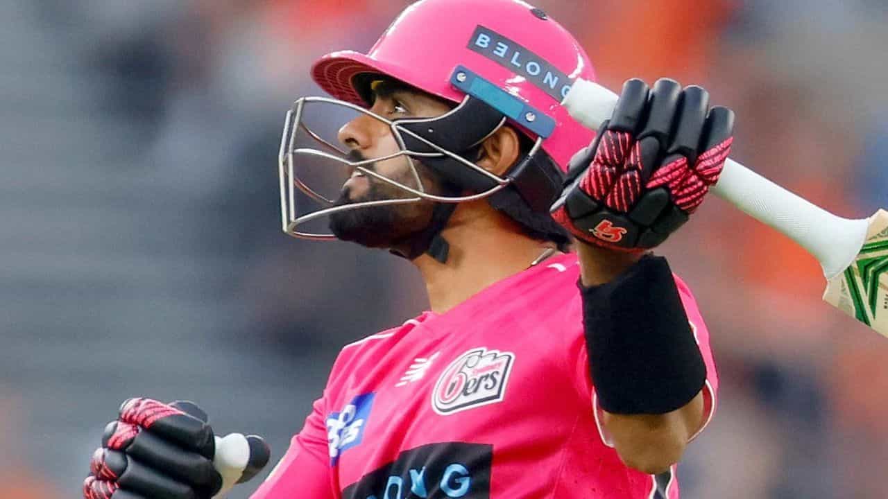 ఇది మాత్రమే కాదు, కొన్ని మ్యాచ్‌లలో, బాబర్ ముందుగానే వికెట్లు పారేసుకున్నాడు. అలాగే, తన నెమ్మదిగా బ్యాటింగ్‌తో జట్టుపై ఒత్తిడి పెంచాడు. ఇవన్నీ ఉన్నప్పటికీ, బాబర్‌కు ప్రతి పరుగుకు దాదాపు రూ. 1.26-1.27 లక్షల జీతం లభిస్తుంది.
