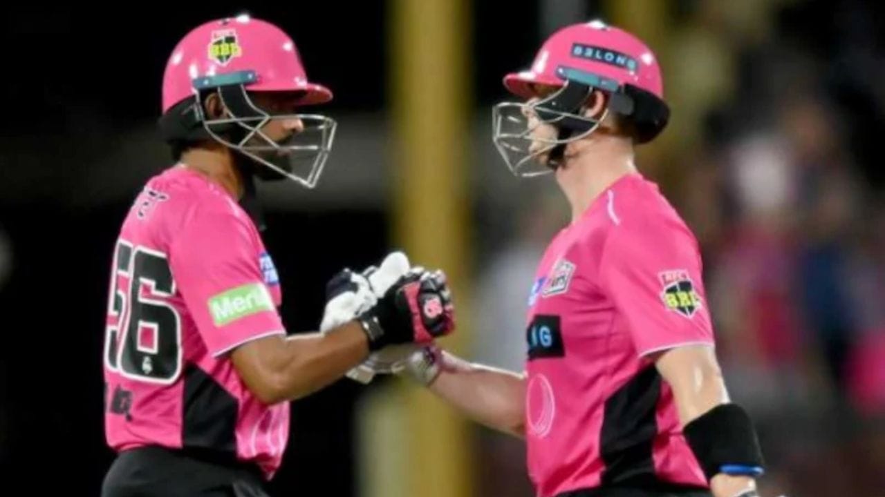 మీడియా నివేదికల ప్రకారం, బాబర్ ఆజం సిడ్నీ సిక్సర్స్ ఫ్రాంచైజీ ద్వారా ప్లాటినం కాంట్రాక్టుపై సంతకం చేశాడు. దీని ప్రకారం, బాబర్ దాదాపు 2.35 కోట్ల భారతీయ రూపాయల జీతం పొందుతాడు. BBL చరిత్రలో ఒక విదేశీ ఆటగాడికి ఇచ్చిన అతిపెద్ద ప్యాకేజీ ఇది.