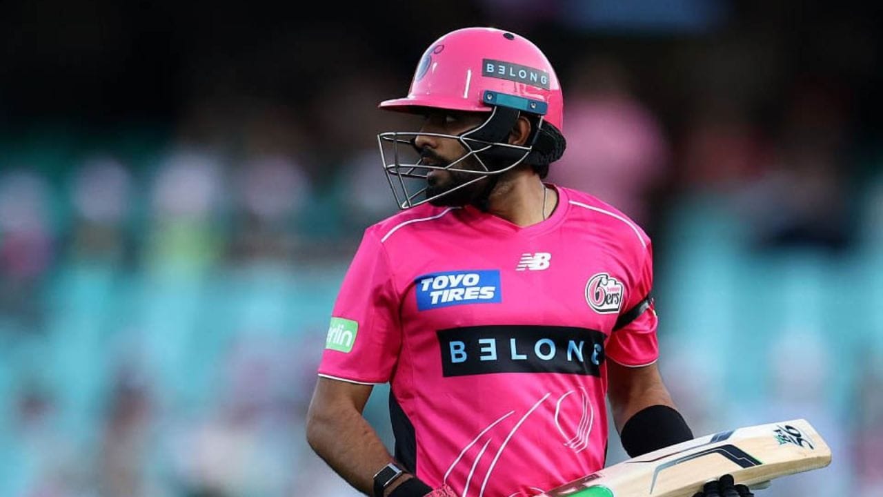 బిగ్ బాష్ లీగ్లో తొలిసారి తన అదృష్టాన్ని పరీక్షించుకుంటున్న బాబర్ చాలా పేలవమైన ప్రదర్శనతో నిరా. బాబర్ ప్రతి పరుగు సాధించడానికి ఇబ్బంది పడాల్సి వచ్చింది. పేలవమైన ఫామ్, జాతీయ జట్టులో చేరడం కారణంగా, బాబర్ సీజన్ మధ్యలో లీగ్ నుంచి నిష్క్రమించాడు. ఫలితంగా, బాబర్ చేసిన ప్రతి పరుగుకు సిడ్నీ సిక్సర్స్ లక్షలాది రూపాయలు చెల్లించాల్సి వచ్చింది.