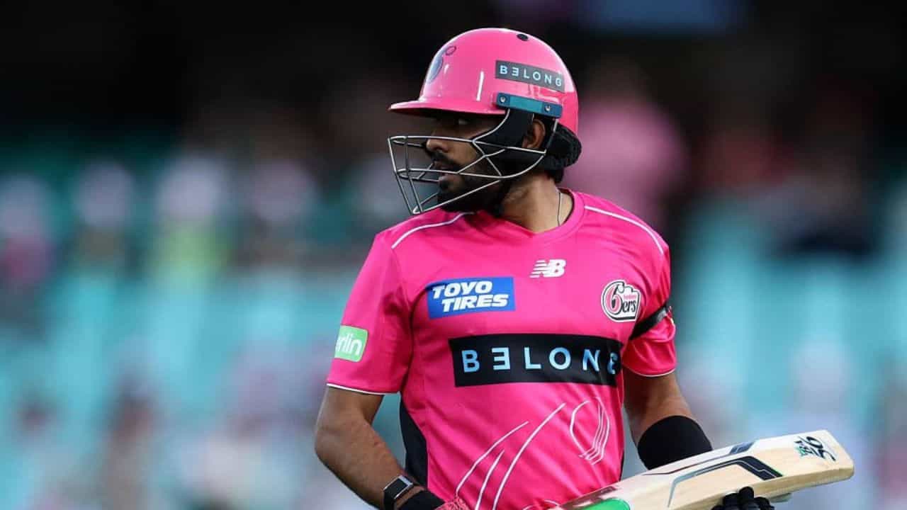 బిగ్ బాష్ లీగ్‌లో తొలిసారి తన అదృష్టాన్ని పరీక్షించుకుంటున్న బాబర్ చాలా పేలవమైన ప్రదర్శనతో నిరా. బాబర్ ప్రతి పరుగు సాధించడానికి ఇబ్బంది పడాల్సి వచ్చింది. పేలవమైన ఫామ్, జాతీయ జట్టులో చేరడం కారణంగా, బాబర్ సీజన్ మధ్యలో లీగ్ నుంచి నిష్క్రమించాడు. ఫలితంగా, బాబర్ చేసిన ప్రతి పరుగుకు సిడ్నీ సిక్సర్స్ లక్షలాది రూపాయలు చెల్లించాల్సి వచ్చింది.