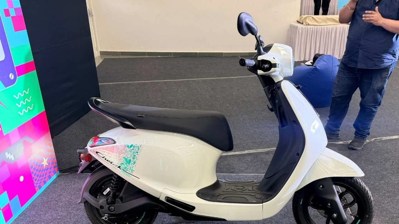  ఇదే ధరకు మార్కెట్లో ఇంకా చాలా ఎలక్ట్రిక్ స్కూటర్లు అందుబాటులో ఉన్నాయి. వీటికి మెరుగైన ఫీచర్లు ఉన్నాయి. అయినప్పటికీ బజాజ్ ఆటో ఈ మోడల్ ద్వారా తన మార్కెట్ వాటాను పెంచుకోవడంపై పెద్ద ఎత్తున దృష్టి సారిస్తోంది.