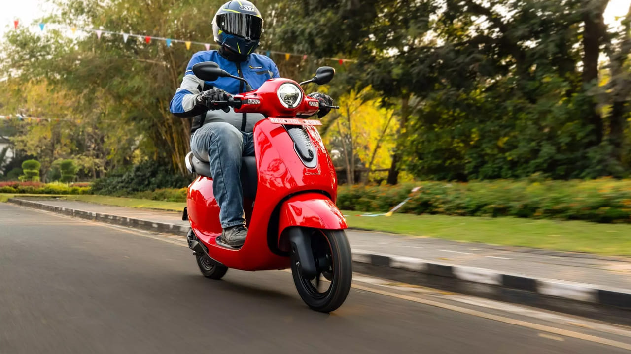  డౌన్ పేమెంట్ 30 వేలు: బజాజ్ చేతక్ C25 ధర రూ.91,399 (ఎక్స్-షోరూమ్). ఈ EMI లెక్కింపులో వడ్డీ రేటు, డౌన్ పేమెంట్, లోన్ మొత్తం, లోన్ టర్మ్ వంటి అంశాలను పరిగణనలోకి తీసుకుంటారు. నెలవారీ EMI లెక్కింపులు 7.5%, 8% వడ్డీ రేట్లను, 1 సంవత్సరం, 2 సంవత్సరాల లోన్ కాలవ్యవధిని ఎంచుకుంటే ఈ లెక్కింపులో రూ.30,000 డౌన్ పేమెంట్. తర్వాత రూ.61,399 లోన్ మొత్తం లభిస్తుంది.