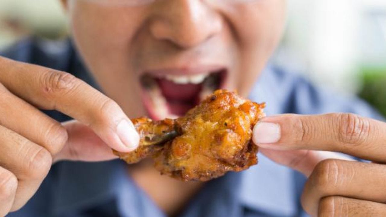 ముఖ్యంగా చికెన్, లేదా మటన్ వంటి నాన్‌వెజ్ ఆహారాలు తిన్నప్పుడు మనం చేసే చిన్న చిన్న పొరపాట్లు అజీర్ణం, మంట, గ్యాస్, చర్మ సమస్యల వంటి వాటికి దారి తీస్తాయి. మటన్‌లో ప్రోటిన్, ఐరన్ కంటెంట్ ఎక్కువగా ఉంటుంది. కాబట్టి ఇది జీర్ణం అవ్వడానికి ఎక్కువ సమయం తీసుకుంటుంది. అందుకే మటన్ తిన్న వెంటనే కొన్ని ఆహారాలను తీసుకోవడం నివారించాలి. లేదంటే అజీర్ణం వంటి సమస్యలు రావచ్చు.  