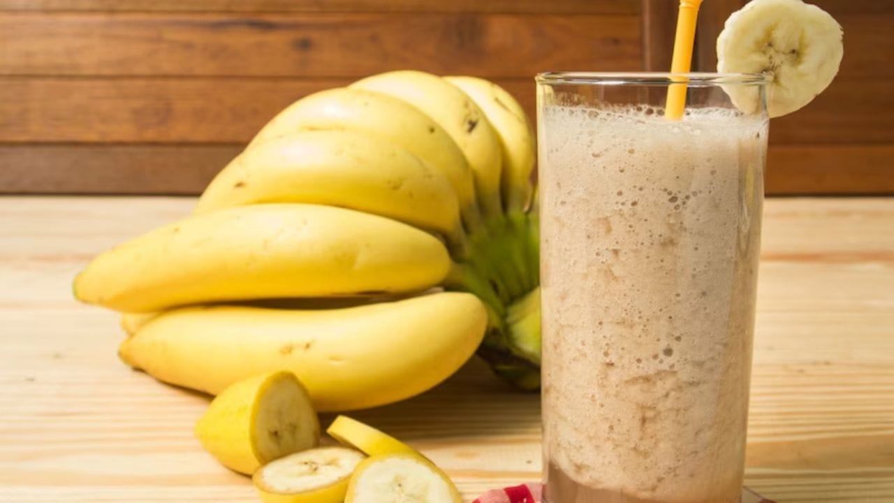 అవే కాదు మటన్ తిన్న తర్వాత అరటిపండు, స్వీట్లు వంటి వాటిని కూడా తీసుకోవద్దట. మనం తిన్న మటర్ జీర్ణం అవడానికి టైం పడుతుంది కాబట్టి వెంటనే ఇవి తింటే కడుపులో సమస్య ఏర్పడి, మీకు ఇబ్బంది కలగవచ్చని నిపుణులు చెబుతున్నారు. కాబట్టి మీరు మటన్‌తో భోజనం చేసిన తర్వాత కాసేపు విశ్రాంతి తీసుకుని ఏవైనా తినాలి అనుకుంటే తినొచ్చు..