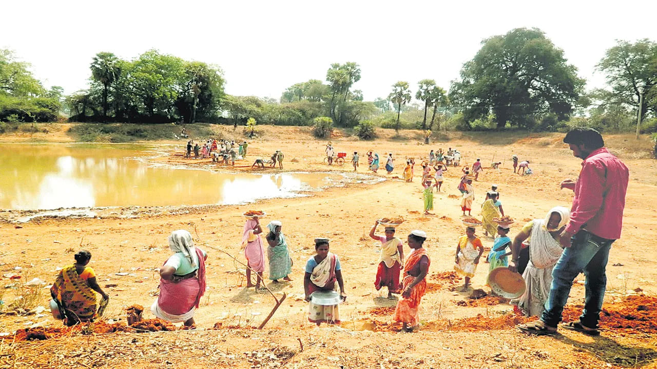 ఉపాధి హామీ కూలీలకు కేంద్ర ప్రభుత్వం బిగ్ షాకిచ్చింది. జీతం చెల్లింపులపై కీలక నిర్ణయం తీసుకుంది. కొంతమంది కూలీలకు ప్రైవేట్ బ్యాంకులు, గ్రామీణ బ్యాంకుల్లో ఇప్పటివరకు వేతనం పడుతూ వస్తోంది. ఇక నుంచి అలాంటి బ్యాంక్ అకౌంట్లకు ఉపాధి హామీ నిధుల జారీని ప్రభుత్వం నిలిపివేయాలని నిర్ణయించింది. దీంతో కూలీలకు చిక్కులు ఎదురయ్యే అవకాశముంది.