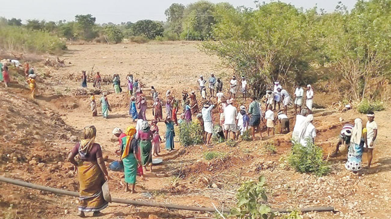 ఇక నుంచి కేవలం జాతీయ బ్యాంకులు, పోస్టాఫీసు అకౌంట్లలో మాత్రమే ఉపాధి హామీ నిధులు జమ చేయాలని కేంద్రం నిర్ణయం తీసుకుంది. ఇప్పటివరకు ప్రైవేట్, గ్రామీణ బ్యాంకుల అకౌంట్లలో వేతనం పొందుతున్న వారు వెంటనే జాతీయ, పోస్టాఫీస్ బ్యాంకుల్లో అకౌంట్ ఓపెన్ చేయాలని సూచించింది. లేకపోతే వేతనం చెల్లింపుల్లో ఇబ్బందులు ఎదుర్కుంటారని సూచించింది.
