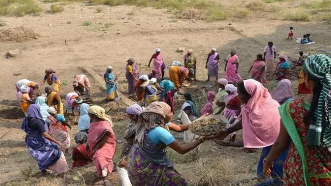 కేంద్ర ప్రభుత్వం ఇటీవల మహాత్మాగాంధీ ఉపాధి హామీ పథకంలో మార్పులు చేసింది. ఈ పథకం పేరును వీబీజీ రామ్‌జీగా మారుస్తూ పార్లమెంట్‌లో బిల్లుును ఆమోదించింది. ఈ క్రమంలో వేతనం చెల్లింపు వ్యవస్థలో కూడా మార్పులు చేసింది. పారదర్శకత తీసుకొచ్చేందుకు ప్రైవేట్ బ్యాంకు అకౌంట్లతో నిధులు జమ చేయకూడదని నిర్ణయించింది.
