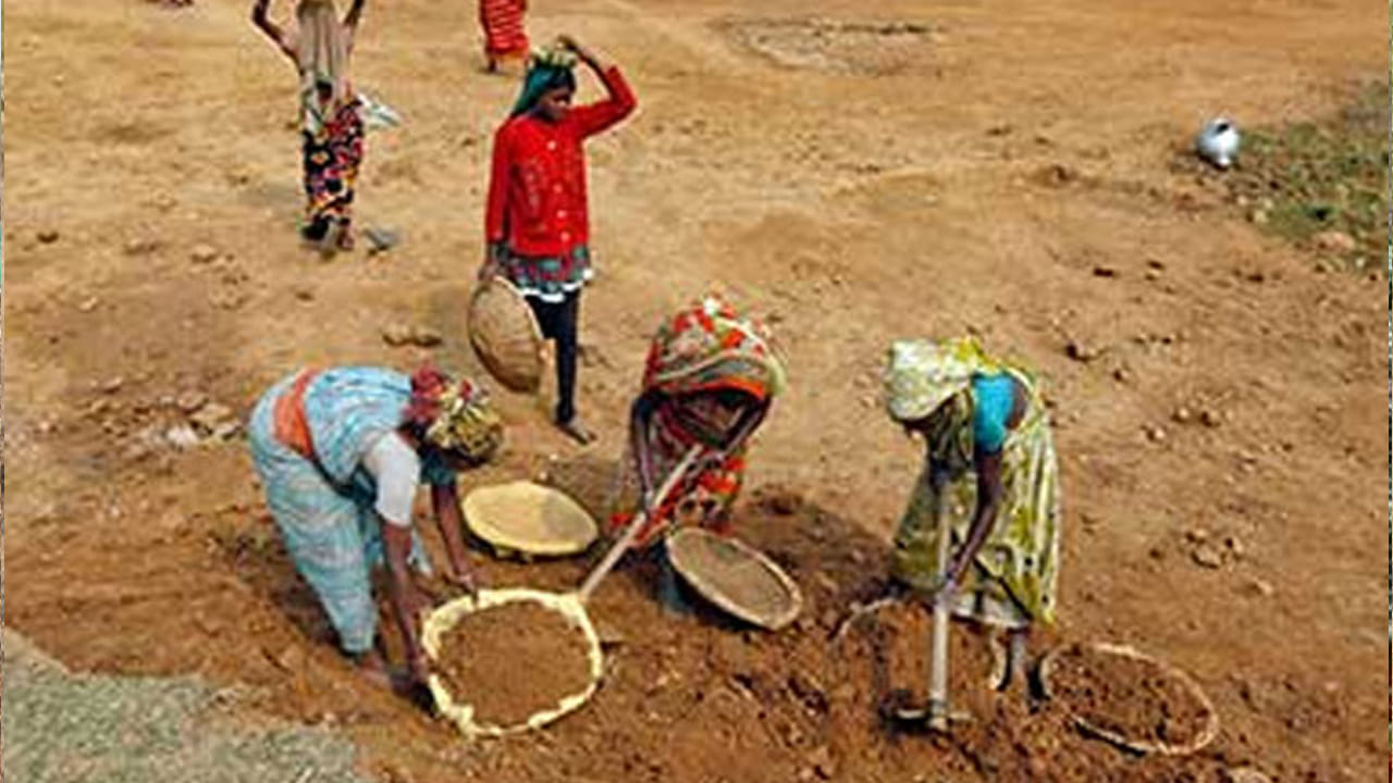 అయితే ఈ నిర్ణయంపై ఉపాధి హామీ కూలీలు నిరసన వ్యక్తం చేస్తున్నారు. పాత విధానంనే అమలు చేయాలని డిమాండ్ చేస్తున్నారు. జాతీయ బ్యాంకుల్లో అకౌంట్ ఓపెన్ చేయాలంటే మండల కేంద్రాలకు వెళ్లాల్సి ఉంటుందని, అలాగే డబ్బులు విత్ డ్రా చేసుకోవాలన్నా  దూరం వెళ్లాల్సి ఉంటుందని వాపోతున్నారు.
