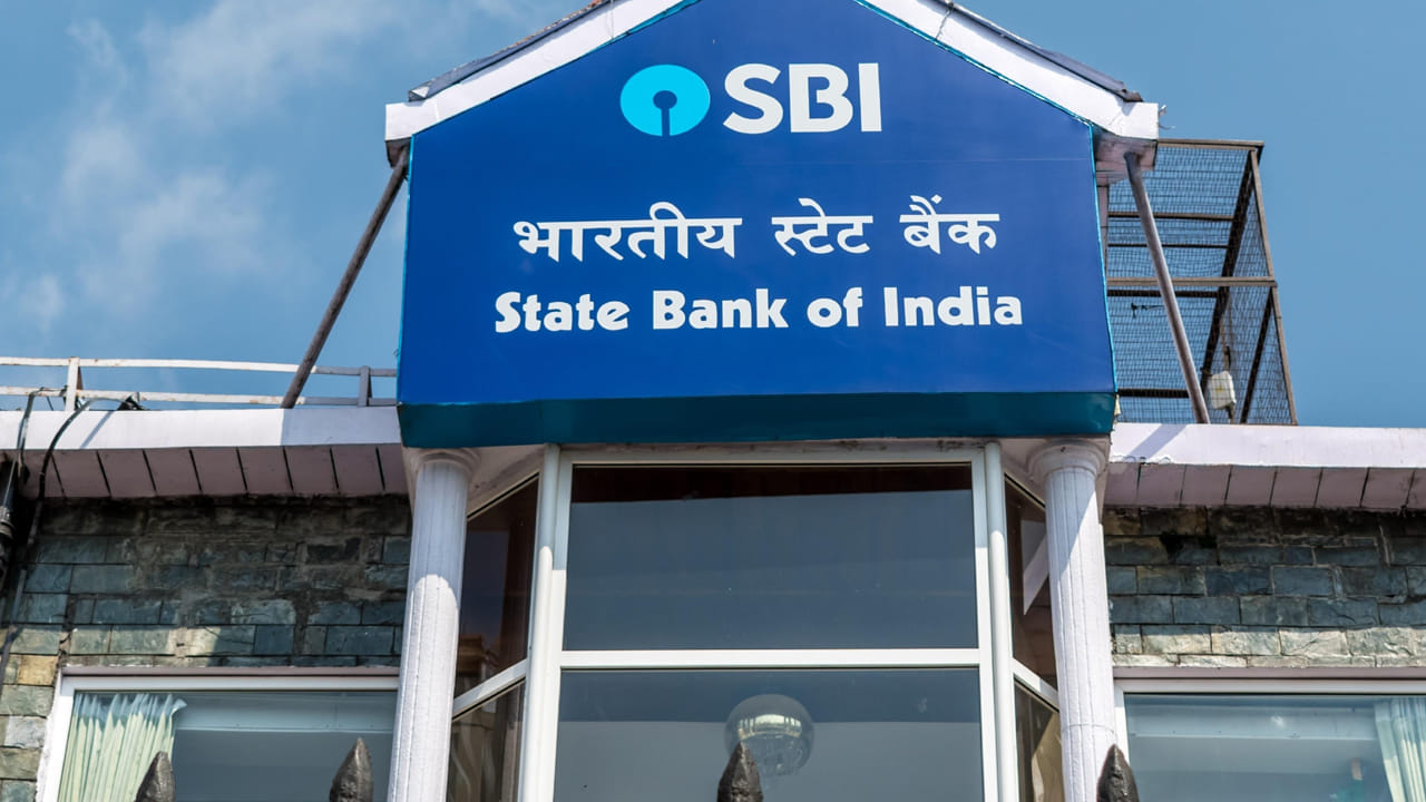 2026 జనవరిలో మొత్తం  16 బ్యాంక్ సెలవులు ఉన్నాయి. జనవరి 1 తేదీన న్యూ ఇయర్ సందర్భంగా బ్యాంకులు మూతపడగా.. జనవరి 2న రాజు జయంతి కారణంగా కేరళ, మిజోరంలో బ్యాంకులు బంద్ అయ్యాయి. ఇక జనవరి 3న హజ్రత్ అలీ పండుగ కారణంగా ఉత్తరప్రదేశ్‌లో బ్యాంకులు మూతపడనున్నాయి. 
