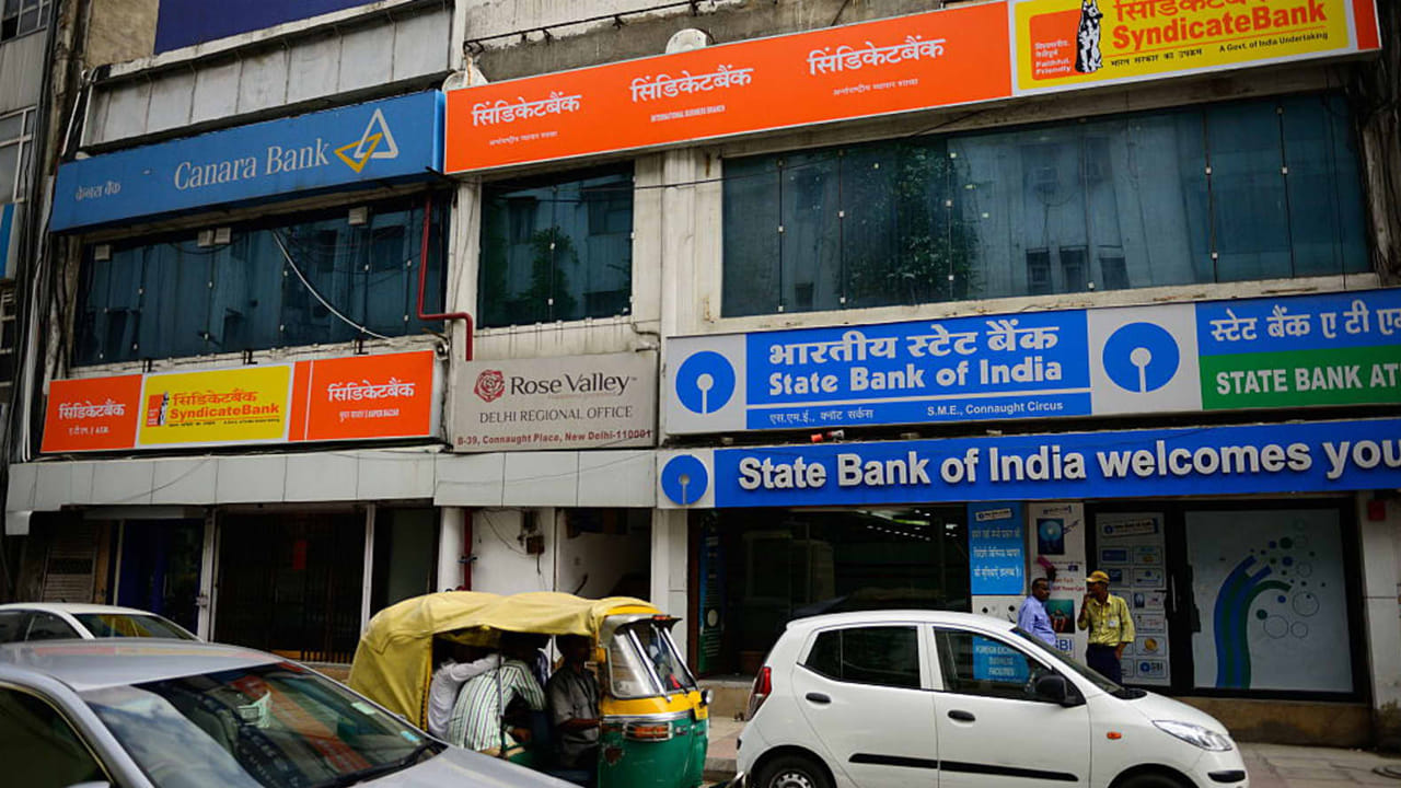 ఇక జనవరి 12న స్వామి వివేకానంద జయంతిని పురస్కరించుకుని పశ్చిమ బెంగాల్‌లో బ్యాంకులు పనిచేయవు. జనవరి 14న  మకర సంక్రాంతి, మఘ్ బిహూ ఉత్సవాల కారణంగా గుజరాత్, ఒడిశా, అసోం, అరుణాచల్ ప్రదేశ్‌లో బ్యాంకులు మూతపడనున్నాయి. ఇక జనవరి 15న సంక్రాంతి కారణంగా తెలుగు రాష్ట్రాలతో పాటు తమిళనాడు, కర్ణాటకలో బ్యాంకులు పనిచేయవు.
