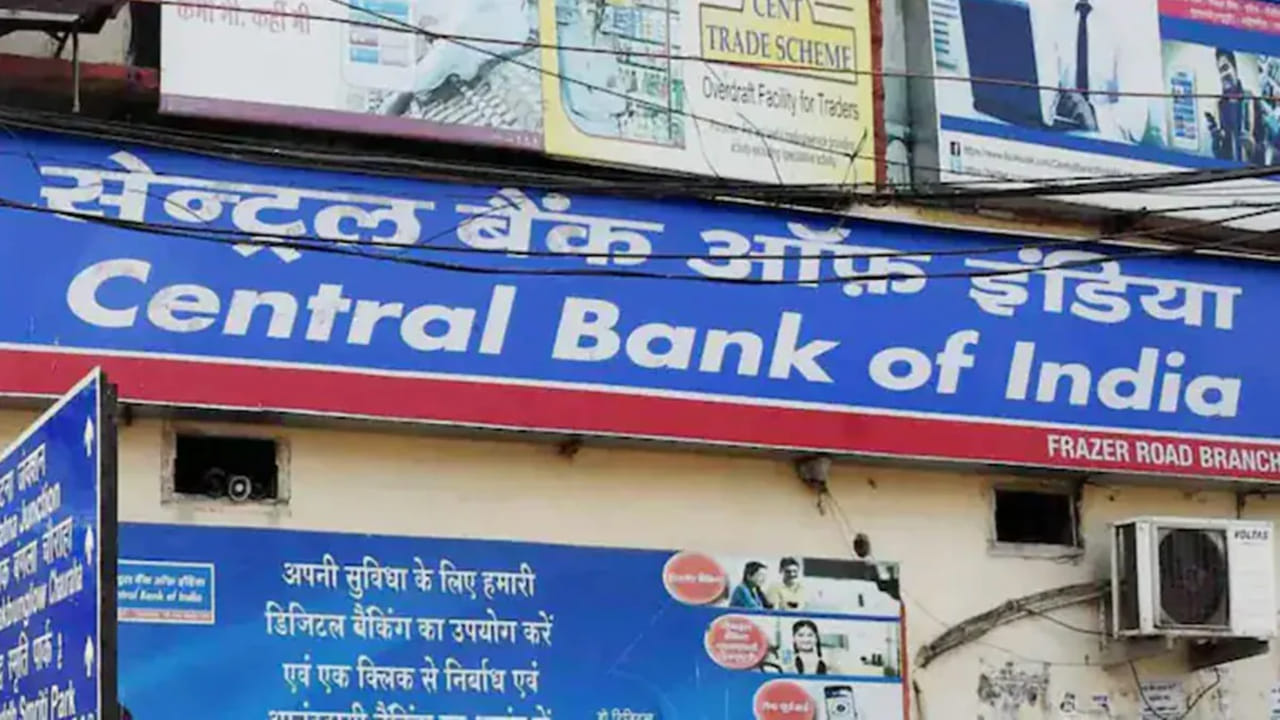 జనవరి 26న గణతంత్ర దినోత్సవం సందర్భంగా దేశవ్యాప్తంగా బ్యాంకులన్నీ బంద్ కానున్నాయి.  ఇక ఆదివారం, రెండు, నాలుగు శనివారాల్లో బ్యాంకులు ఎలాగూ సెలవులు ఉంటాయి. వీటిన్నింటినీ లెక్కేస్తే 16 రోజులు మూతపడనున్నాయి. స్థానిక పండుగలను బట్టి బ్యాంకులకు సెలవులను ఆర్బీఐ ప్రకటిస్తూ ఉంటుంది.