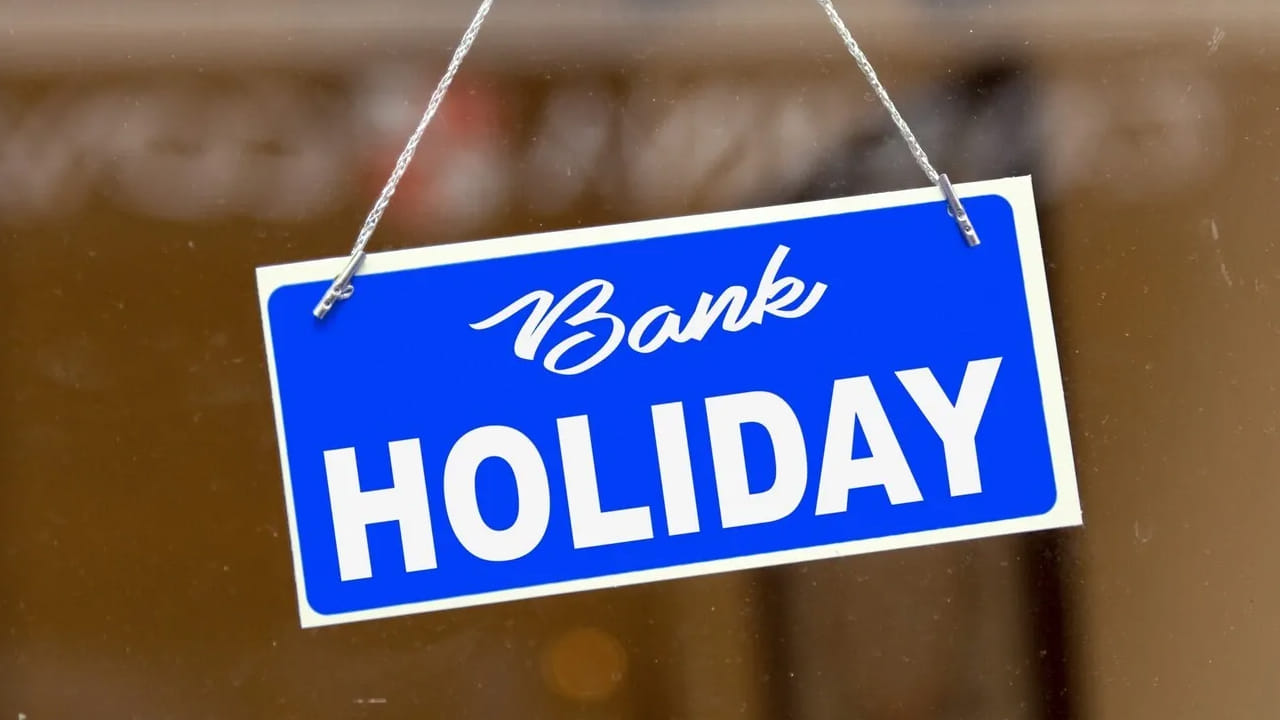 బ్యాంకింగ్ ఖాతాదారులకు బిగ్ అలర్ట్. జనవరి 27న దేశవ్యాప్తంగా బ్యాంకులన్నీ మూతపడనున్నాయి. బ్యాంకు సంఘాలు మంగళవారం బంద్‌ చేపడుతున్నాయి. దేశవ్యాప్తంగా ఈ బంద్ జరగనుంది. వారానికి ఐదు రోజుల పని దినాలను అమలు చేయాలంటూ బ్యాంకు ఉద్యోగులు రేపు విధులు బహిష్కరించి నిరసన చేపట్టనున్నాయి.