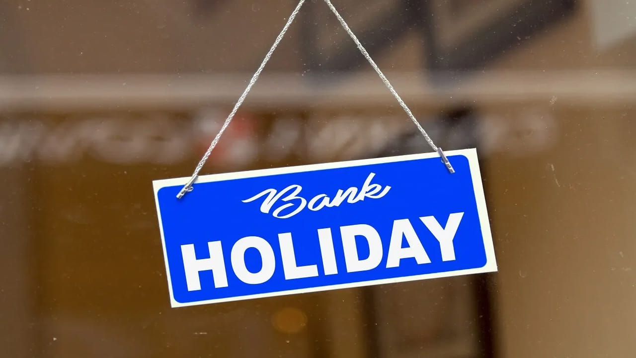 Bank Holidays: బ్యాంక్ వినియోగదారులందరికీ అలర్ట్.. ఈ నెలలో ఆ రోజు కూడా బ్యాంకులు బంద్.. కారణం ఏంటంటే..?