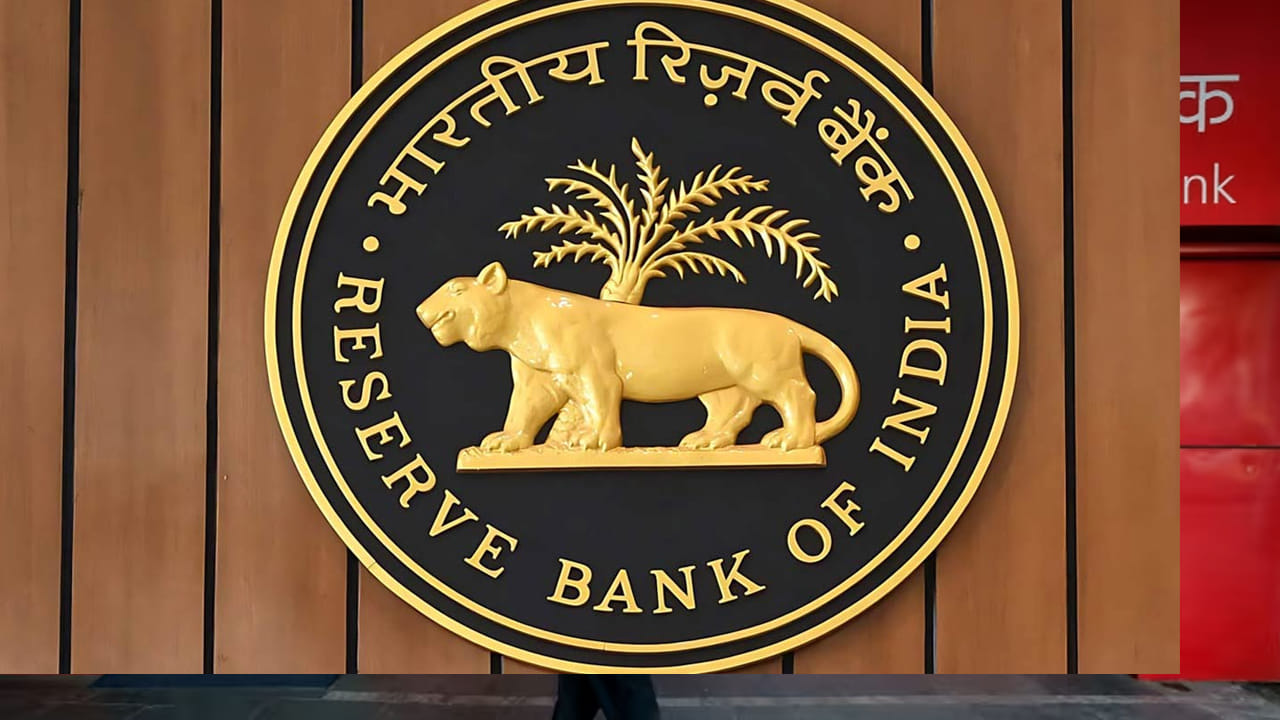 ఈ క్రమంలో జనవరి 25 నుంచి 27 వరకు వరుసగా మూడు రోజుల పాటు దేశవ్యాప్తంగా బ్యాంకులు బంద్ కానున్నాయి. ఈ నెలలో పండుగలు ఎక్కువగా ఉండటంతో బ్యాంకులు చాలా రోజులు మూతపడనున్నాయి. దీంతో బ్యాంక్ కస్టమర్లు వీటిని తెలుసుకుని ముందే జాగ్రత్త పడాల్సి అవసరం ఉంది.