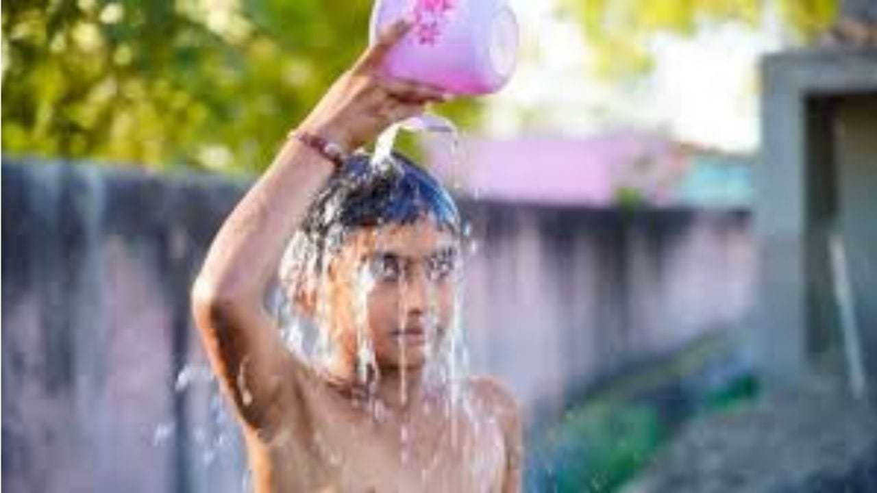 సంక్రాంతి అంటేనే పిండి వంటలు.. అందుకే పండగ రోజు ఇంట్లోని కుటుంబ సభ్యులందరూ నల్ల నువ్వుల పిండితో అభ్యంగన స్నానం చేసి.. ఒక గ్లాసు పాలలో కొద్దిగా చక్కెర, తెల్ల నువ్వులు కలుపుకొని తాగాలని చెబుతున్నారు. సంక్రాంతి రోజు ఇలా చేయడం ద్వారా వారినపై శని దేవుడి అనుగ్రహం ఉంటుందని జోతిష్యులు చెబుతున్నారు. అంతేకాదు ఇది ఆరోగ్యానికి కూడా ఎంతో ప్రయోజనకరంగా ఉంటుందన్నారు. 