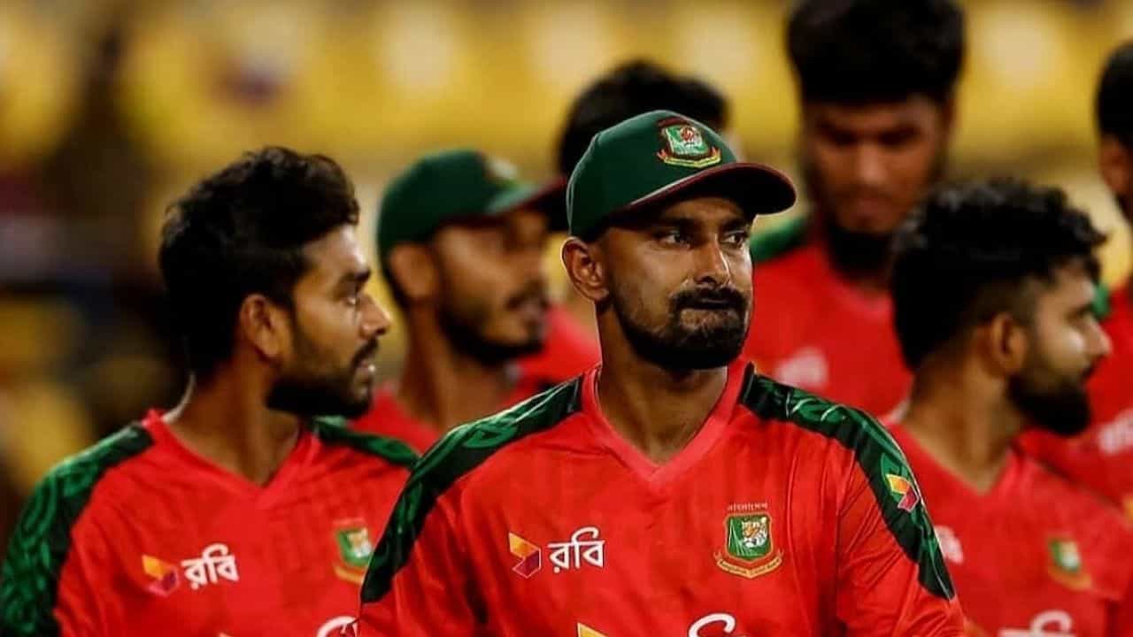 ఐసీసీ తన వాణిజ్య ఒప్పందాల ద్వారా వచ్చే లాభాల్లో కొంత భాగాన్ని సభ్య దేశాలకు పంచుతుంది. ప్రపంచకప్ను బహిష్కరించడం వల్ల బంగ్లాదేశ్ ఈ వాటాను కోల్పోవాల్సి వస్తుంది. ప్రపంచకప్ సమయంలో బంగ్లాదేశ్ ఆడే మ్యాచ్లకు భారీగా యాడ్ రెవెన్యూ వస్తుంది. బహిష్కరణ వల్ల స్థానిక, అంతర్జాతీయ స్పాన్సర్లు వెనక్కి తగ్గే అవకాశం ఉంది. టోర్నీలో పాల్గొన్నందుకు, గ్రూప్ దశలో సాధించే విజయాల ఆధారంగా ఐసీసీ ఇచ్చే ప్రైజ్ మనీని కూడా బోర్డు నష్టపోతుంది.