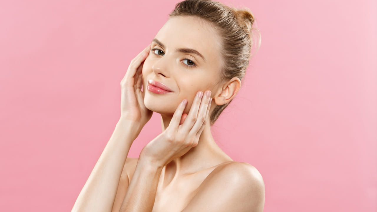 అధికంగా నీరు త్రాగాలి : అమ్మాయిలు రోజుకు 3 నుంచి 4 లీటర్ల నీళ్ళను తీసుకోవాలి. అయితే, మొదటిసారి నీరు త్రాగడం కష్టం. ఉదయం నిద్ర నుంచి  మేల్కొన్న తర్వాత రెండు గ్లాసులు నీరు తాగితే స్కిన్ హైడ్రేట్ అవుతుంది. 