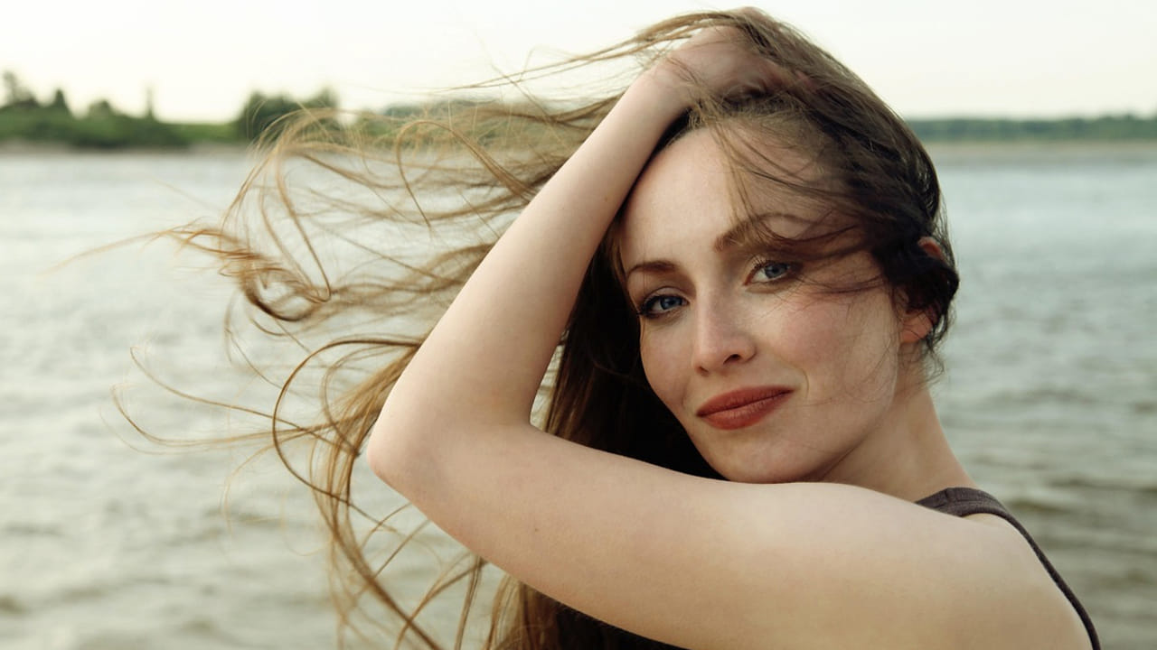  మీ ముఖాన్ని ఎక్కువగా తాకవద్దు : మీ ముఖాన్ని ఎక్కువగా  తాకడం వలన బ్యాక్టీరియా, క్రిములు వ్యాపించి చర్మం పొడిబారేలా చేస్తుంది. అలాగే వాటి వలన ముడతలు, మొటిమలు, నల్ల మచ్చలు కూడా వచ్చే అవకాశాలు ఉన్నాయి. మీరు ముఖాన్ని శుభ్రపరిచే ముందు కూడా జాగ్రత్తగా ఉండండి.  