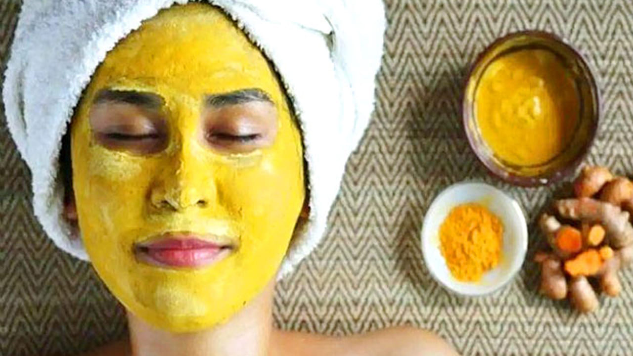 పసుపులో అనేక ఔషధ గుణాలు ఉంటాయి. ఇది శోథ నిరోధక లక్షణాలను కలగిఉంటుంది. అందువలన మొటిమలను నల్లమచ్చలను తొలిగించడంలో చక్కగా పని చేస్తుంది. మీరు మీ ముఖంపై నల్లమచ్చలు, మొటిమలు ఎక్కువగా ఉన్నట్లు అయితే, పసుపు, శనగపిండి, పాలు, కలబంద కలిపి రోజూ సాయంత్రం సమయంలో ఫేస్‌కు అప్లై చేయాలి. దీని వలన చర్మం పై బ్యాక్టీరియా నశించి, నల్లమచ్చలు తగ్గుతాయి.