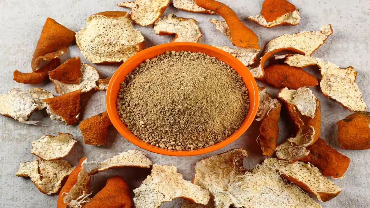 ఎండిన నారింజ తొక్కలు కూడా నల్లమచ్చలను చాలా త్వరగా పొగొడుతాయి. నారింజ తొక్కలను ఎండ బెట్టి, వాటిని పౌడర్‌లా చేసి, అందులో పాలు కలిపి ముఖానికి పెట్టడం వలన ఇది ముఖంపై ఉన్న జిడ్డును, నల్లటి మచ్చలను తొలిగించేస్తుంది. ఎందుకంటే? నారింజ తొక్కల పౌడర్ ఎక్స్ ఫోలియేటర్‌గా పని చేసి, నల్లమచ్చలు తొలిగిపోయేలా చేస్తుందంట.