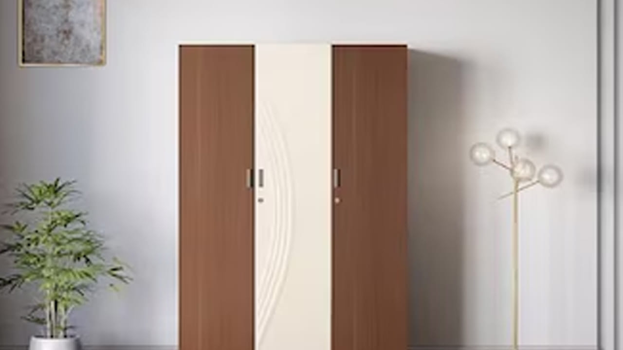 ప్రస్తుతం ప్రతి పనీ డబ్బుతో ముడిపడి ఉంది. అంతే కాకుండా ఆర్థికంగా దృఢంగా ఉన్నవారికే, సమాజంలో మంచి గుర్తింపు ఉంటుంది. అందుకే ప్రతి ఒక్కరూ ఆర్థికంగా బలంగా ఉండాలి అనుకుంటారు. దీని కోసం డబ్బు సంపాదించడం కోసం అహర్నిశలు కష్టపడతారు. కానీ కొంత మంది మాత్రమే డబ్బును పొదుపు చేస్తూ ఆనందంగా ఉంటున్నారు.  మిగిలిన వారు డబ్బు సంపాదించినప్పటికీ దానిని కాపాడలేక అనేక సమస్యలకు గురి అవుతున్నారు, అప్పులతో చుక్కలు చేస్తున్నారు.