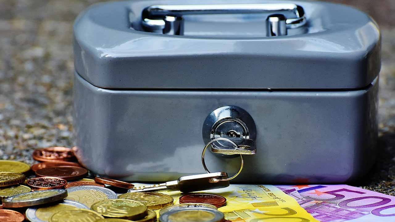 అలాగే,  చాలా మంది నగలు ,డబ్బు పెట్టే బీరువా పైన పాత సూట్కెసులు, వాడని బ్యాగ్స్ పెడుతుంటారు. కానీ ఇలా పెట్టడం అస్సలే మంచిది కాదంట. దీని వలన లక్ష్మీదేవి ఆగ్రహించి ఇంటి నుంచి బయటకు వెళ్లిపోతుందని చెబుతున్నారు వాస్తు శాస్త్ర పండితులు.