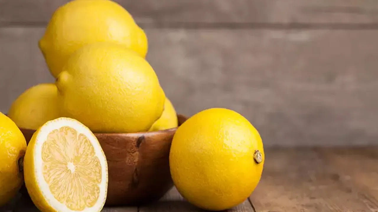 బ్యాక్టీరియా నుంచి రక్షణ: నిమ్మకాయలో ఉండే యాంటీ బ్యాక్టీరియల్, యాంటీ ఆక్సిడెంట్ గుణాలు ఆహారంపై బ్యాక్టీరియా చేరకుండా అడ్డుకుంటాయి. ముఖ్యంగా పాలు, పెరుగు వంటి పదార్థాలు త్వరగా పులిసిపోకుండా ఉండటానికి ఈ నిమ్మకాయ ముక్కల నుంచి వచ్చే సిట్రిక్ గాలి సహాయపడుతుంది.