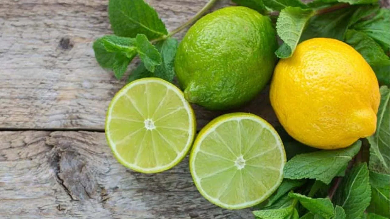 ఫ్రిజ్లో పెట్టిన నిమ్మకాయ ముక్కలను ప్రతి 3-4 రోజులకు ఒకసారి మారుస్తూ ఉండాలి. ఎండిపోయిన నిమ్మకాయ ముక్కల వల్ల ప్రయోజనం ఉండదు. ఎప్పుడూ తాజాగా ఉండే ముక్కలనే ఉపయోగించండి.