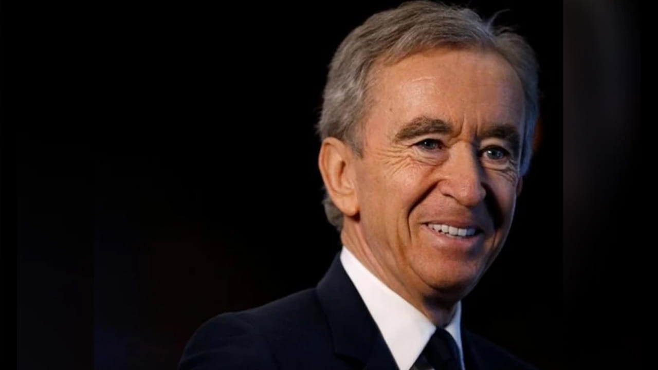 2025లో అత్యధికంగా సంపాదిస్తారని అంచనా వేసిన ఇతర బిలియనీర్లలో ఫ్రెంచ్ కులీనుడు బెర్నార్డ్ ఆర్నాల్ట్ ఉన్నారు. ఆయన ఇప్పటివరకు $28.8 బిలియన్లు సంపాదించారు. ఫేస్బుక్ మాతృ సంస్థ మెటా సిఇఒ మార్క్ జుకర్బర్గ్ $25.5 బిలియన్లు, అమెజాన్కు చెందిన జెఫ్ బెజోస్ $15.8 బిలియన్లు సంపాదించారు.