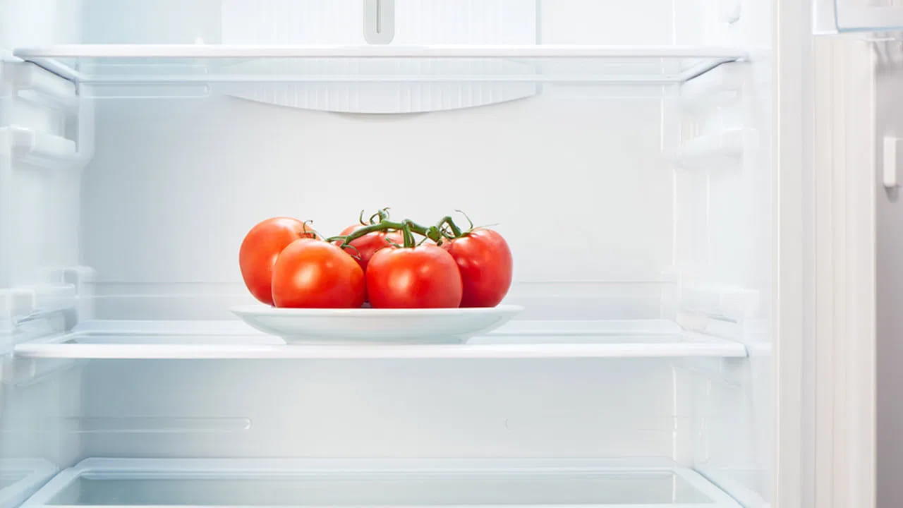 రిఫ్రిజిరేటర్‌లో ఉండే అధిక తేమ వల్ల టమాటాలపై మనకు తెలియకుండానే బూజు పేరుకుపోయే అవకాశం ఉంది. అటువంటి టమోటాలను తింటే.. వికారం, వాంతులు, విరేచనాలు,  బలహీనమైన రోగనిరోధక శక్తి ఉన్నవారికి తీవ్రమైన ఇన్ఫెక్షన్లు వచ్చే ప్రమాదాలు ఉన్నాయి. 
