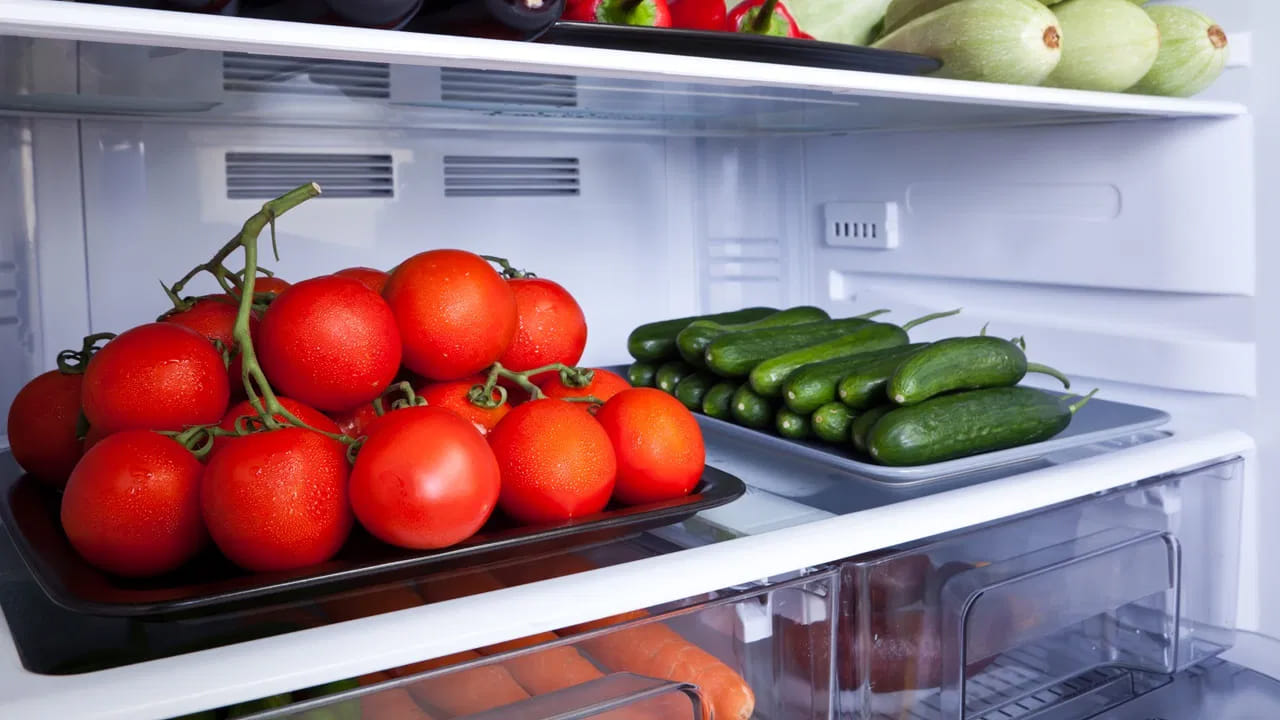 బాగా పండిన టమాటాలను ఫ్రిజ్‌లో ఉంచవచ్చు కానీ అది ఐదు రోజులకు మించకూడదు. అతిగా చల్లని ఉష్ణోగ్రత టమోటాలోని కణజాలాన్ని దెబ్బతీస్తుంది. దీనివల్ల టమోటాల నాణ్యత తగ్గిపోతుంది. ఒకవేళ మీరు రెండు మూడు రోజుల్లోనే వాటిని వాడబోతున్నట్లయితే, ఫ్రిజ్‌లో పెట్టకుండా బయట ఉంచడమే ఉత్తమం. ఇలా చేయడం వల్ల టమాటాలోని పోషకాలు మనకు పూర్తి స్థాయిలో అందుతాయి.
