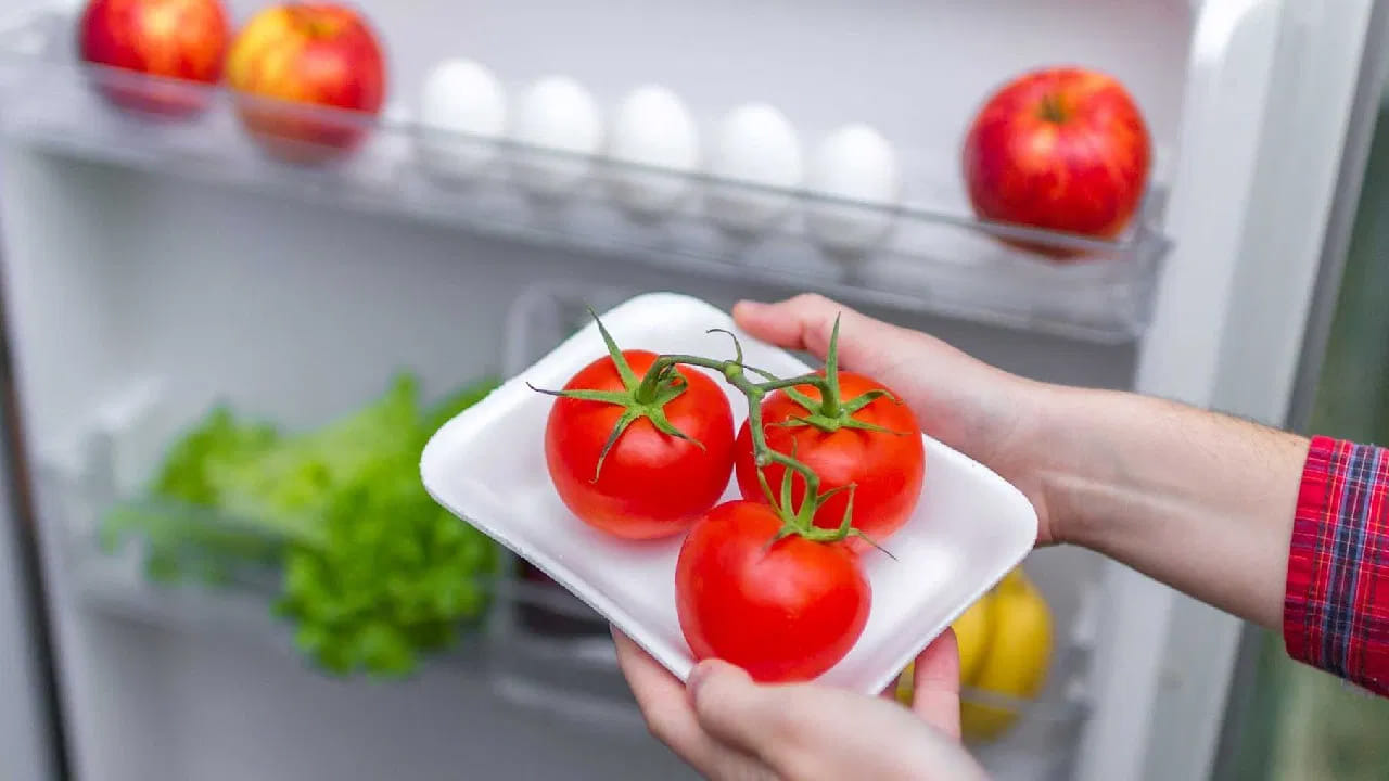 చాలామంది కచ్చిగా ఉన్న టమాటాలను కూడా ఫ్రిజ్‌లో పెడుతుంటారు. ఇది చాలా తప్పు. టమాటాలు సహజంగా పండడానికి మితమైన వేడి, గాలి అవసరం. పండని టమోటాలను ఫ్రిజ్‌లో పెడితే, అవి పండే ప్రక్రియ ఆగిపోతుంది. ఫలితంగా వాటి సహజమైన రుచి, వాసన తగ్గిపోయి చప్పగా తయారవుతాయి. వీటిని గది ఉష్ణోగ్రత వద్ద, నేరుగా ఎండ తగలకుండా ఉంచితేనే చక్కగా పండుతాయి.
