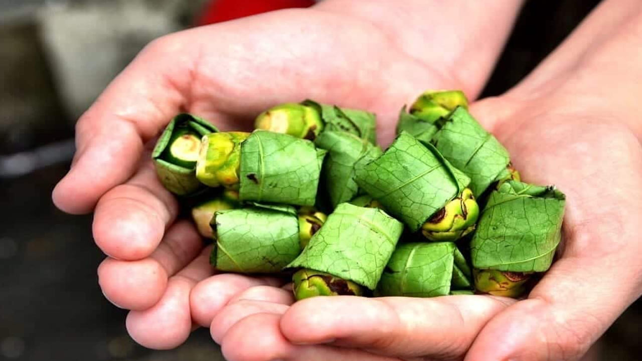 వక్కలను నీటిలో వేసి బాగా మరిగించాలి. ఆ నీటిని పుక్కలిస్తే నోటి ఆరోగ్యం మెరుగుపడుతుంది. నోటి పూత నుంచి ఉపశమనం లభిస్తుంది. వక్కలను తింటే దంత ఆరోగ్యం మెరుగుపడుతుంది. చిగుళ్ల నుంచి రక్తస్రావం వంటి సమస్యలు ఉన్నప్పుడు వక్కలను తినడం ఉత్తమం. ఇవి చిగుళ్లను దృఢంగా మార్చుతాయి.