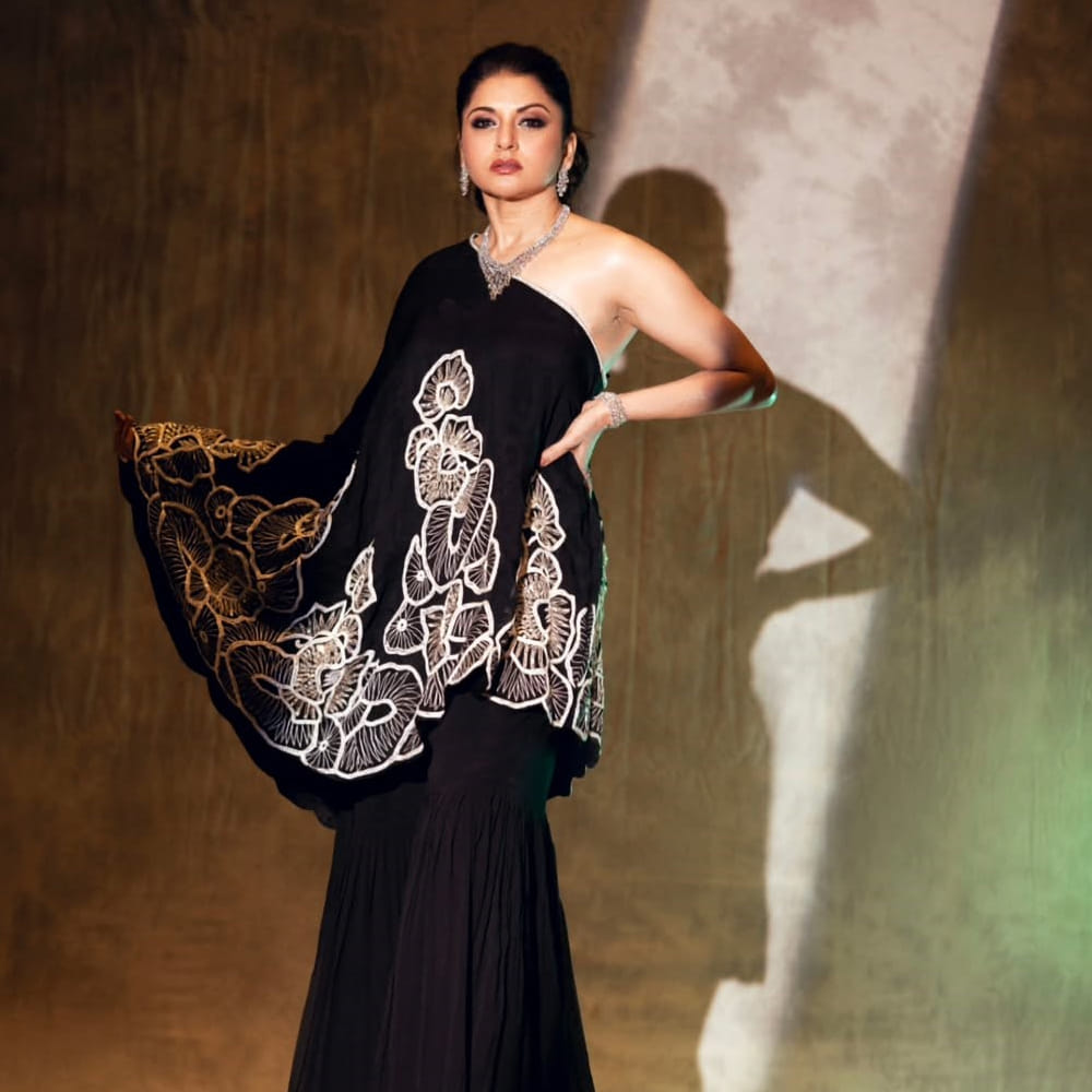 సోషల్ మీడియాలో ఎప్పుడూ యాక్టివ్‌గా ఉండే భాగ్యశ్రీ, తన ఆరోగ్యకరమైన జీవనశైలి గురించి తరచుగా చిట్కాలను పంచుకుంటుంది.  ఆమె 'కెటిల్‌బెల్ స్వింగ్స్' అనే వ్యాయామం చేసే టెక్నిక్‌ను తెలిపింది. ఇది కేవలం వ్యాయామం మాత్రమే కాదు, మొత్తం శరీరాన్ని బలపరిచే మాయా వ్యాయామం అని ఆమె చెప్పింది. 