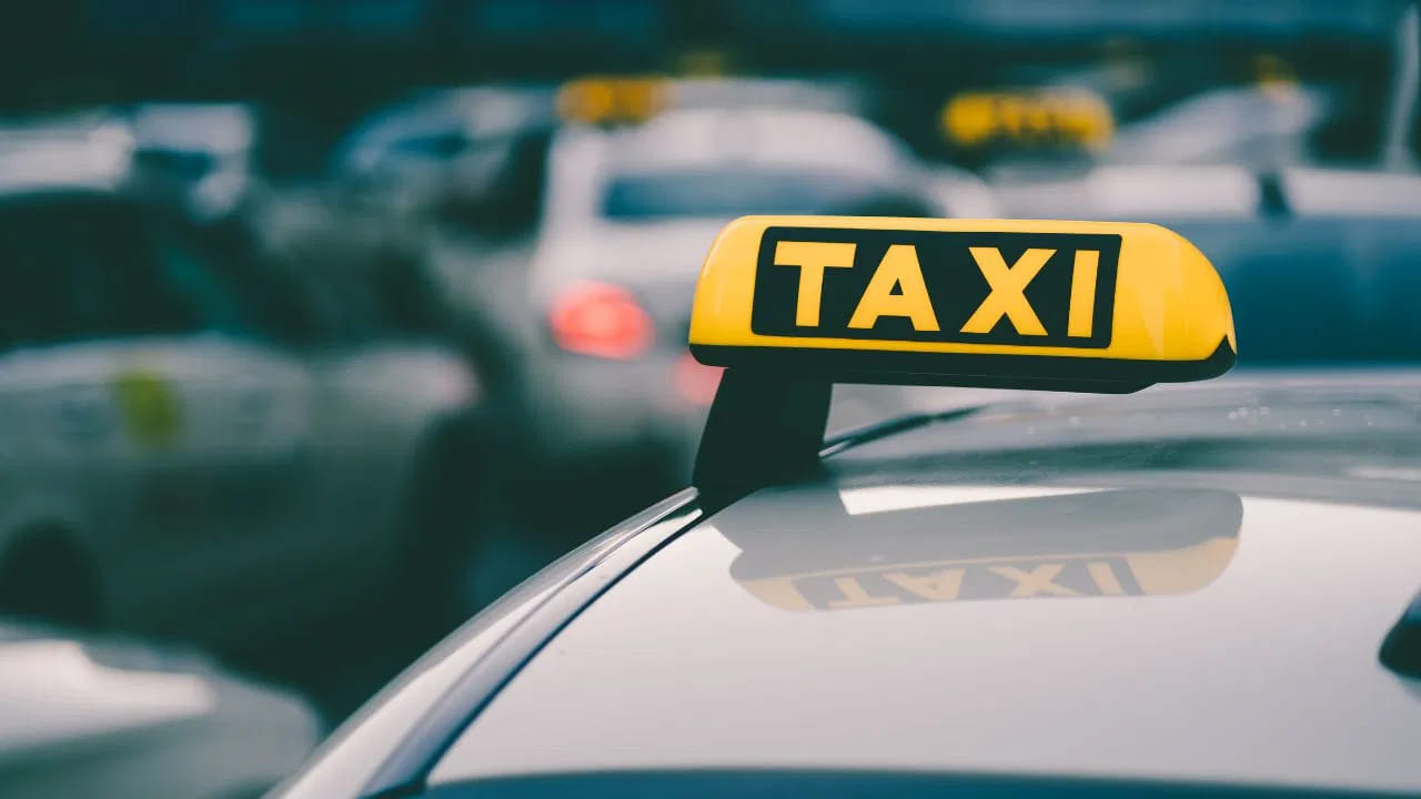  Bharat Taxi Service Introduced In India: భారతదేశంలో ప్రజల ప్రయాణ అవసరాలను తీర్చడానికి ఓలా, ఉబర్ వంటి ప్రైవేట్ యాప్‌లు వాడుకలో ఉన్నాయి. పెద్ద సంఖ్యలో పౌరులు తమ రోజువారీ ప్రయాణ అవసరాలను తీర్చుకోవడానికి ఈ యాప్‌లను ఉపయోగిస్తున్నారు. 