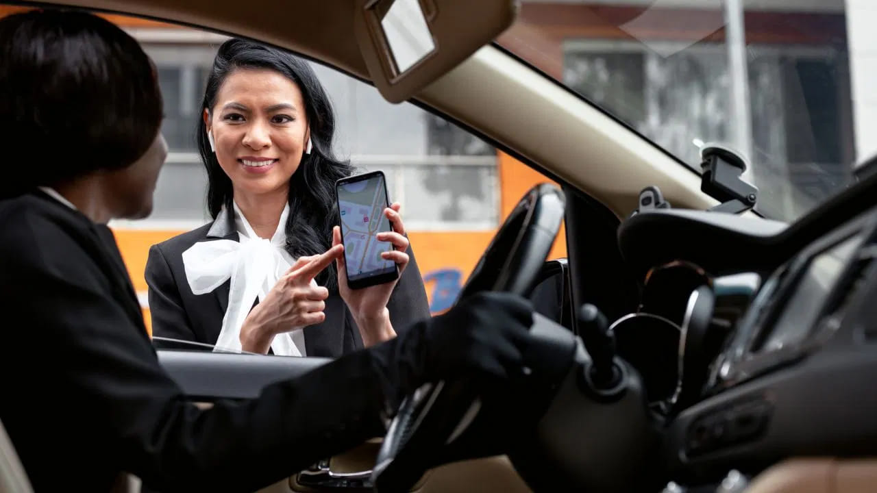  ఓలా, ఉబర్ వంటి యాప్‌లను ప్రజలు ఎక్కువగా ఉపయోగిస్తున్నప్పటికీ, వారు కొన్ని సమస్యలను ఎదుర్కొంటున్నారు. ముఖ్యంగా వారి ప్రయాణాలకు అధిక ఛార్జీలు చెల్లించాల్సి ఉంటుంది. ఈ పరిస్థితిలో ప్రభుత్వం ప్రవేశపెట్టిన భారత్ టాక్సీలో ఈ సమస్యలు ఏవీ ఉండవని చెబుతున్నారు. 