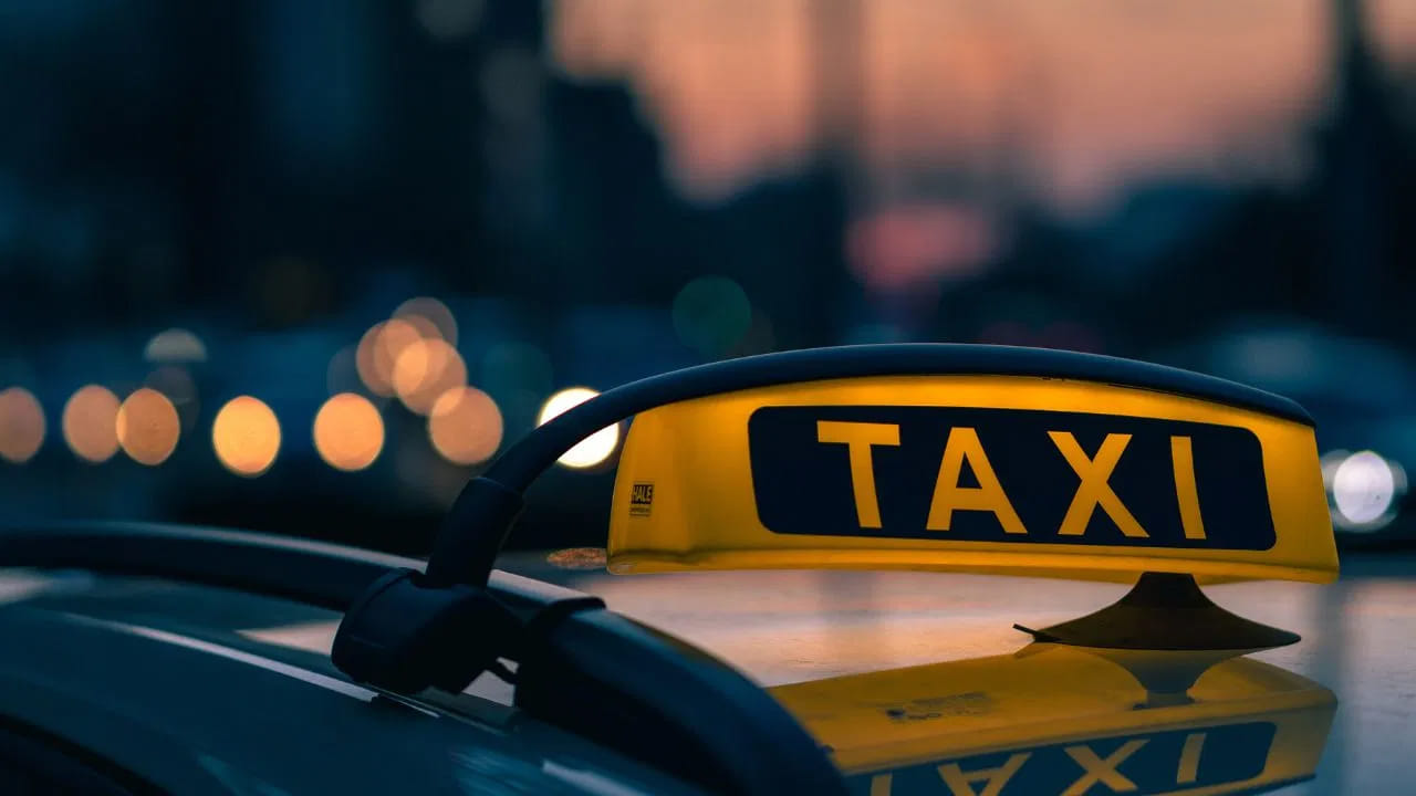  కారణం ఏమిటంటే ప్రభుత్వం నిర్వహించే ఈ భారత్ టాక్సీలో డ్రైవర్లు ఎటువంటి కమిషన్ చెల్లించాల్సిన అవసరం లేదు. ఓలా, ఉబర్ వంటి యాప్‌లలోని డ్రైవర్లు ఆ కంపెనీలకు కమిషన్ చెల్లించాల్సి ఉంటుంది. దీని కారణంగా వారు ప్రయాణించే ప్రజల నుండి అదనపు ఛార్జీలు వసూలు చేస్తున్నారు. 