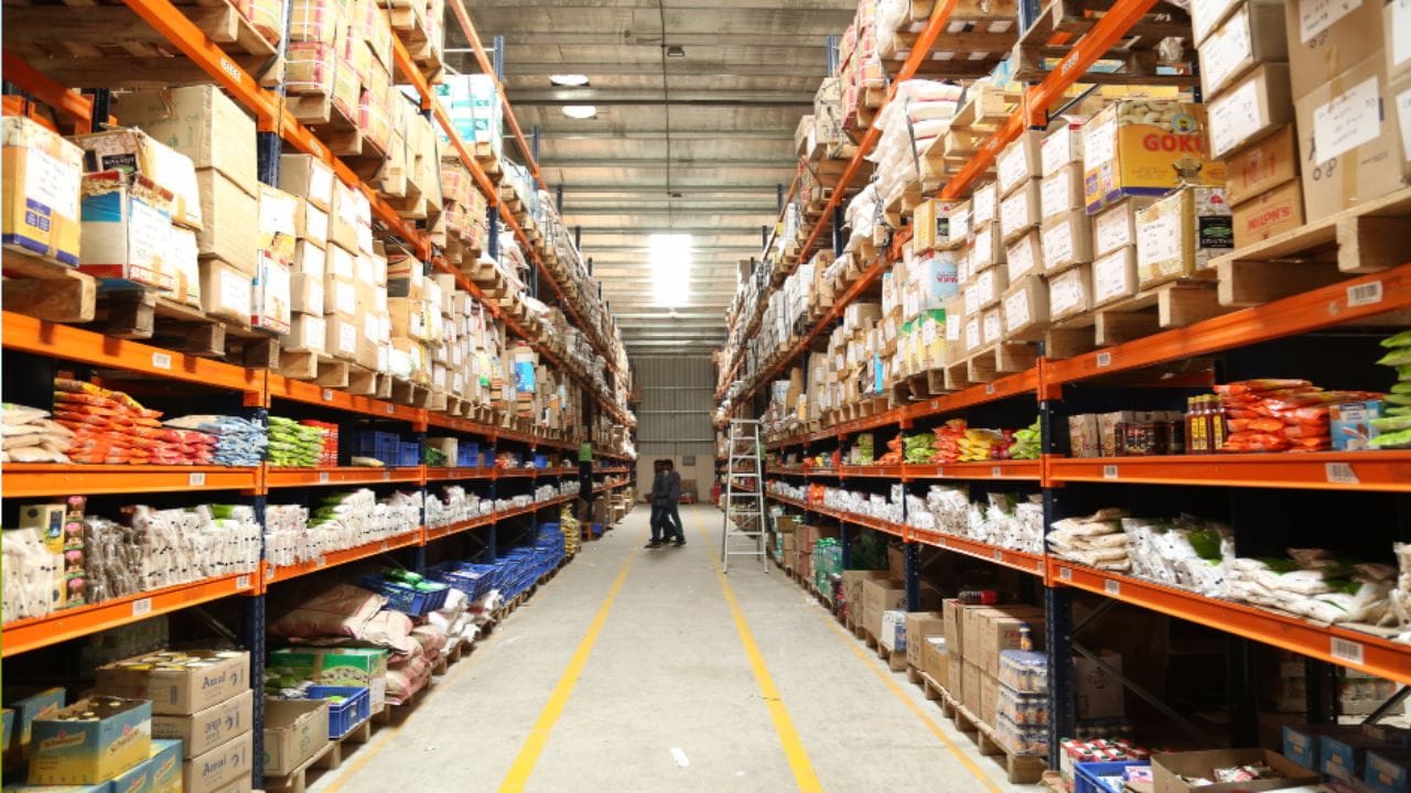 బిగ్ బాస్కెట్: ఇది కూడా మీకు తక్కవ ధరకే సరుకులను అందిస్తుంది. అయితే ఇది కేవలం అన్‌లైన్‌లో మాత్రమే అందుబాటులో ఉంటుంది. ఈ స్టోర్స్‌లో కూడా మంచి డిస్కౌంట్లను లభిస్తాయి. ముఖ్యంగా ప్రైవేట్ లేబుల్ ఉత్పత్తులు, బ్రాండెడ్ వస్తువులు కొంచెం ఖరీదైనవిగా ఉన్నప్పటికీ.. నాణ్యతకు విలువ ఇచ్చే వారికి ఇది మంచి ఎంపిక. ఇక్కడ ఎంపిక చేసిన సరుకులపై 11-12% వరకు డిస్కౌంట్లు అభిస్తుంది. 