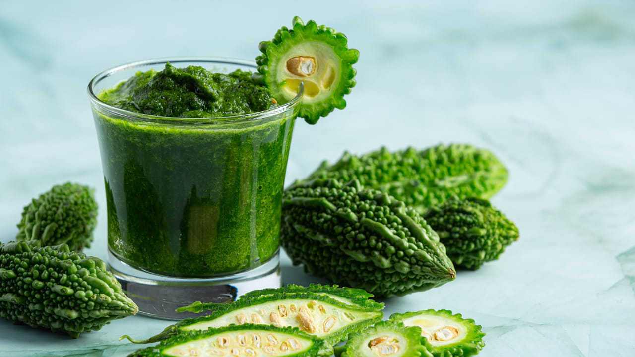 కాకరకాయ రసం: ఒక చిన్న కాకరకాయను తీసుకుని దానిని గ్రైండ్ చేసుకుని పేస్ట్ లా చేసుకుని దీన్ని తాగాలి. ఇలా ఉదయం తాగడం వలన షుగర్ కంట్రోల్ అవుతుంది. 
