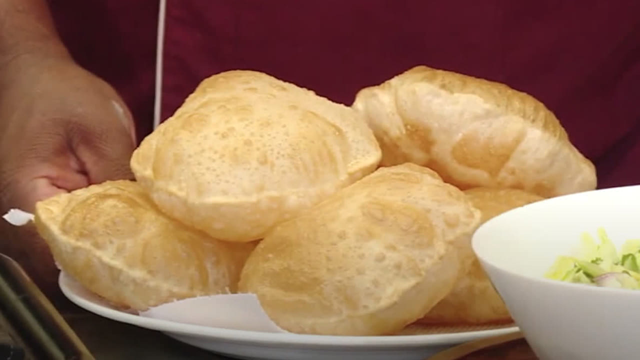 కావాల్సిన పదార్థాలు : బియ్యం పిండి, పసుపు, నువ్వులు, రుచికిసరిపడ ఉప్పు, డీప్ ఫ్రైకి సరిపడ నూనె, అలాగే వేడి నీరు.