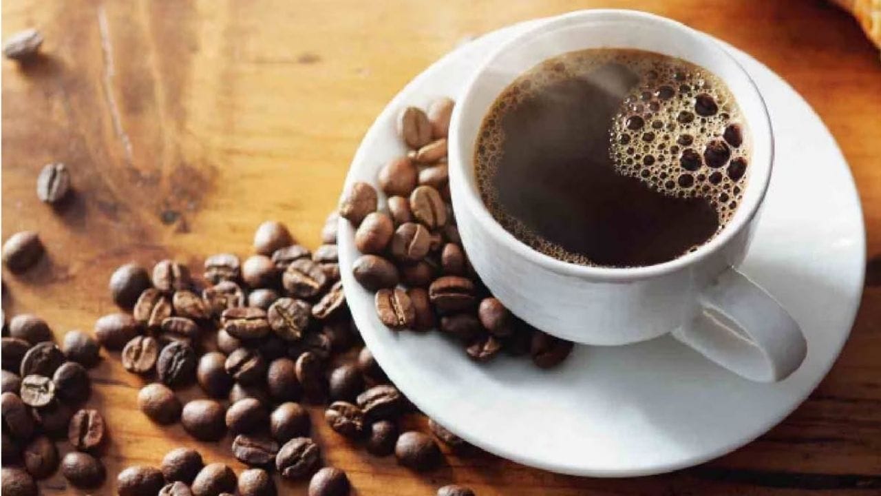 ఆరోగ్యకరమైన బ్లాక్ కాఫీని ఎలా తయారు చేయాలి?: ఆరోగ్యకరమైన బ్లాక్ కాఫీ తయారు చేయడానికి. అసలైన కాఫీ గింజలను ఉపయోగించాలి. ఫ్రెంచ్ ప్రెస్, పోర్-ఓవర్ లేదా డ్రిప్ పద్ధతిని ఉపయోగించి వేడి నీటితో బ్లాక్ కాఫీని తయారు చేయండి. అలాగే అందులో కొంచెం దాల్చిన చెక్కను యాడ్ చేసుకోండి. ఇది రుచిని మరింత పెంచుతుంది. అయితే బ్లాక్ కాఫీని మితంగా తాగడం ఆరోగ్యానికి మంచింది.